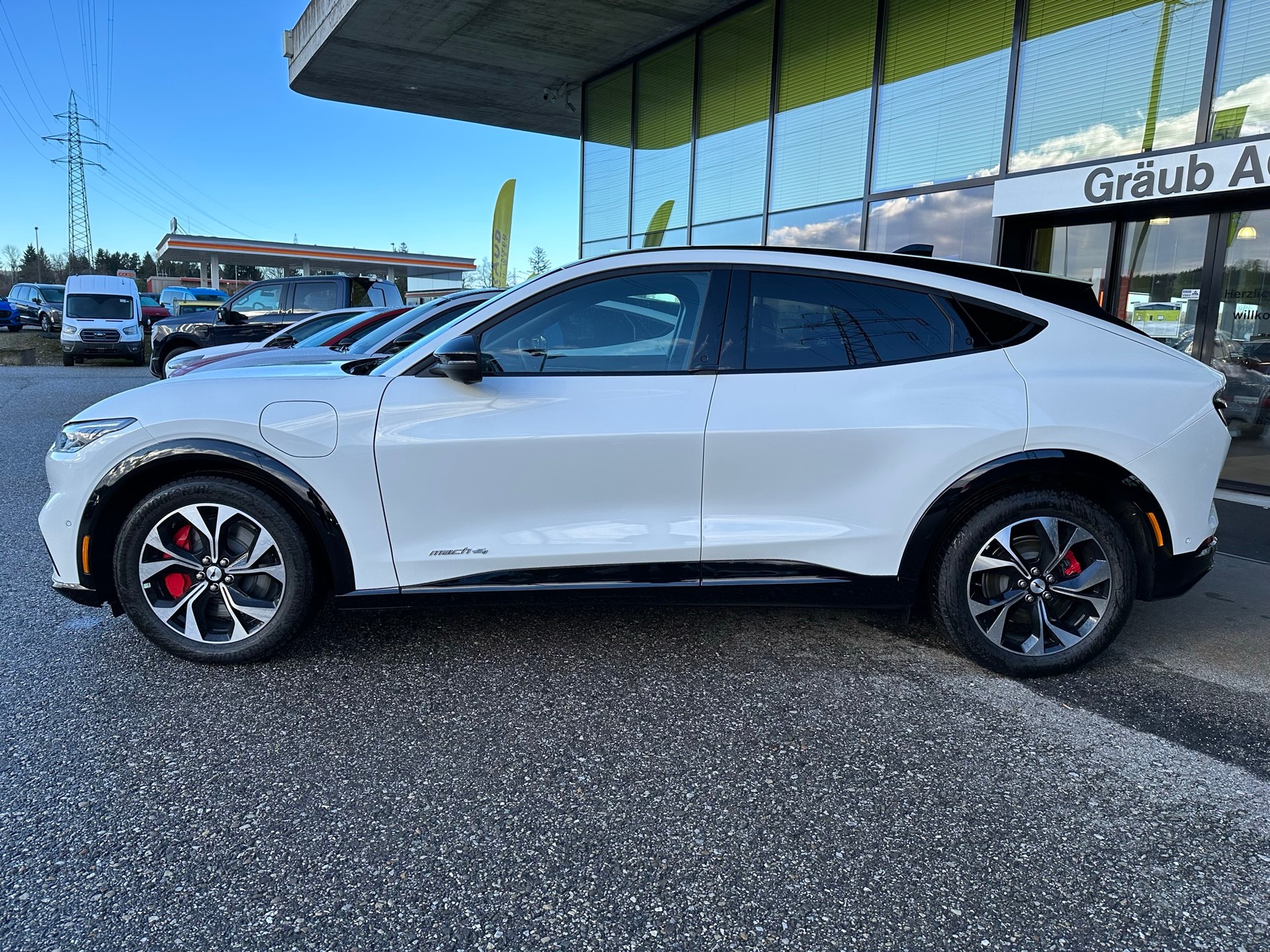 FORD Mustang MACH-E Premium AWD 75 kWh 0.99% Leasing-image-3