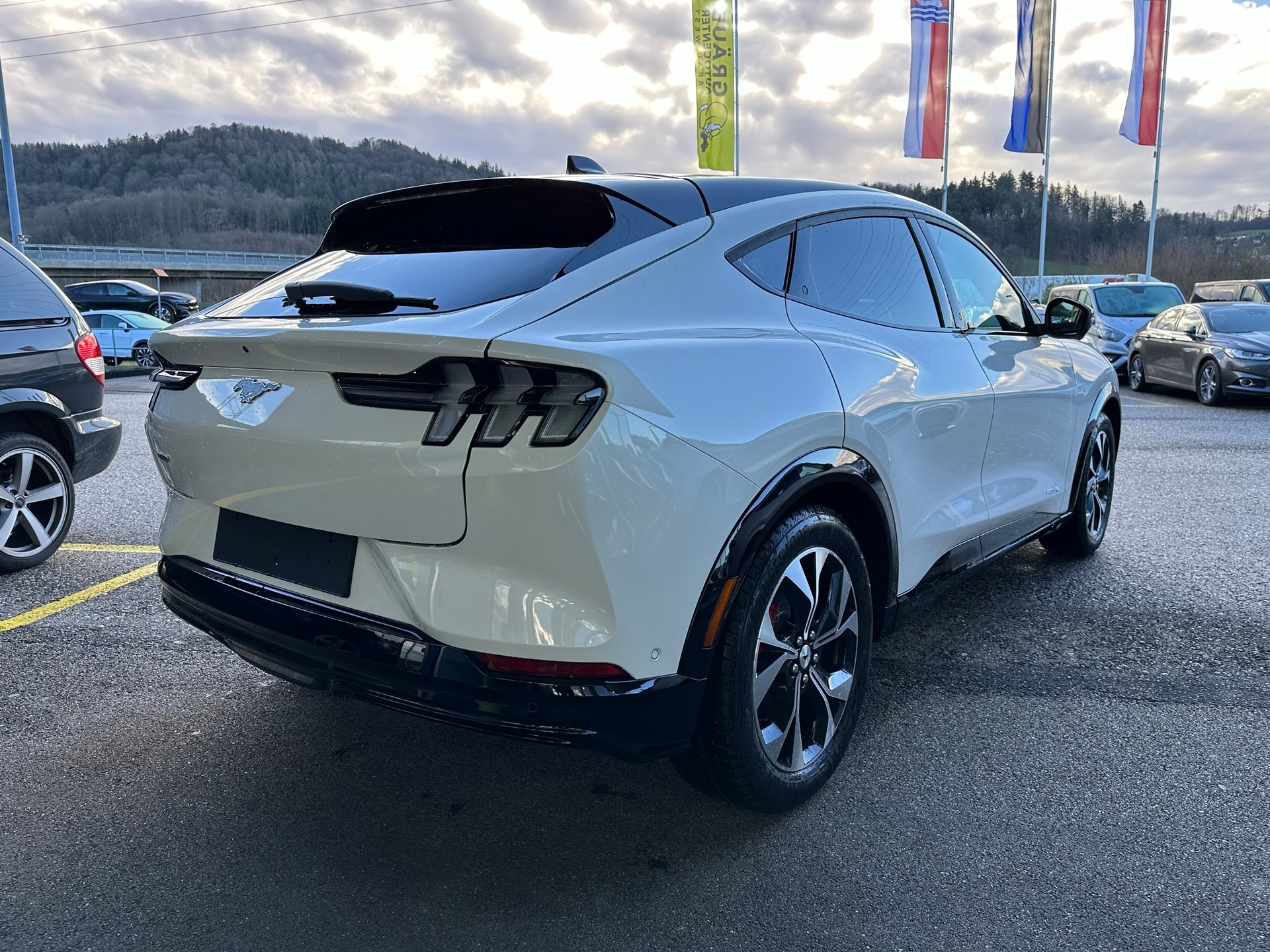FORD Mustang MACH-E Premium AWD 75 kWh 0.99% Leasing-image-5