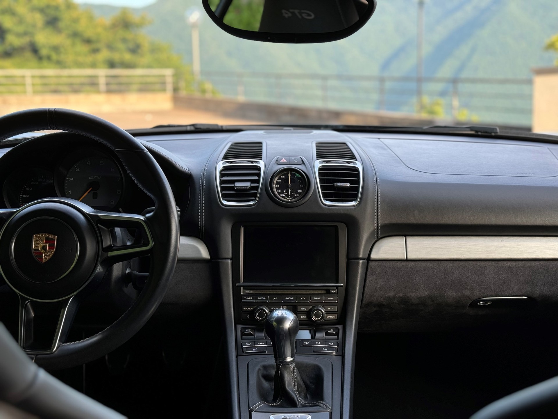 PORSCHE Cayman GT4-image-5