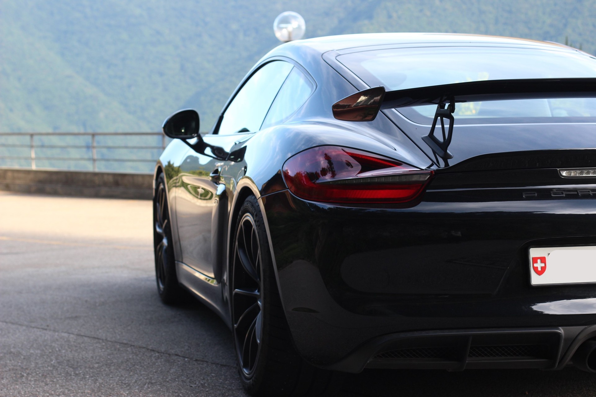 PORSCHE Cayman GT4-image-13