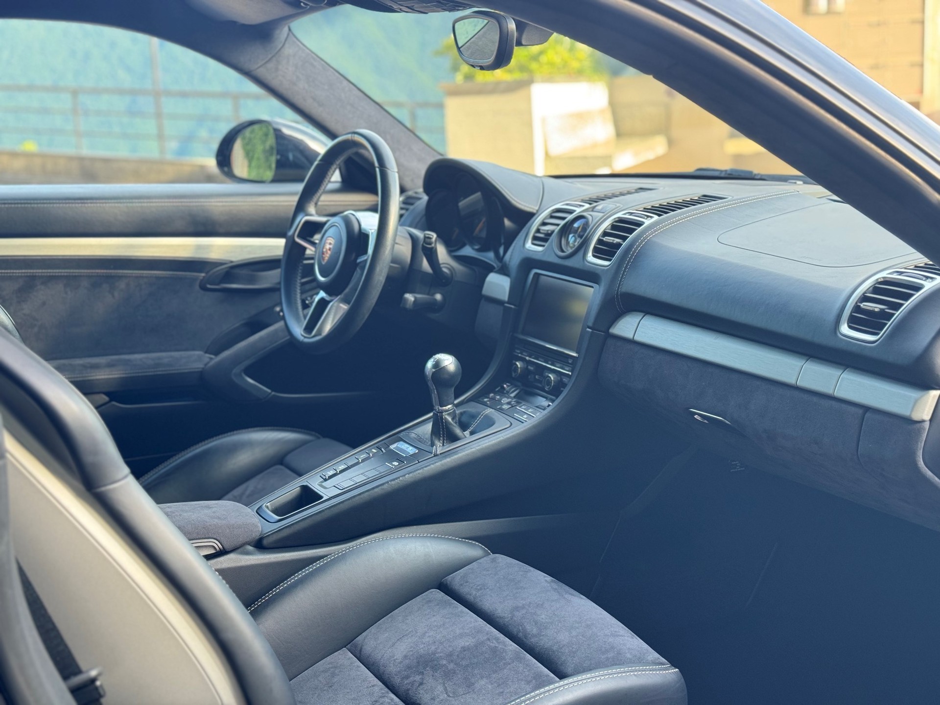 PORSCHE Cayman GT4-image-6