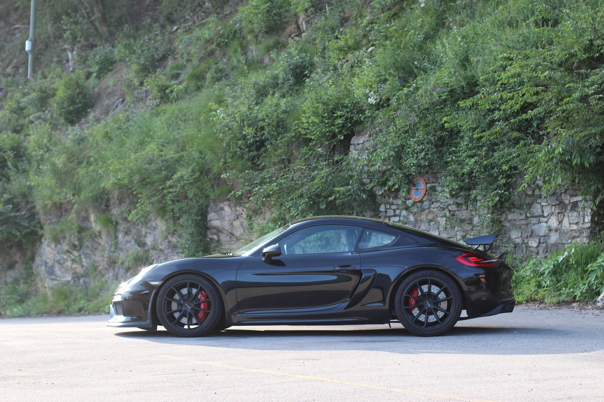 PORSCHE Cayman GT4-image-8