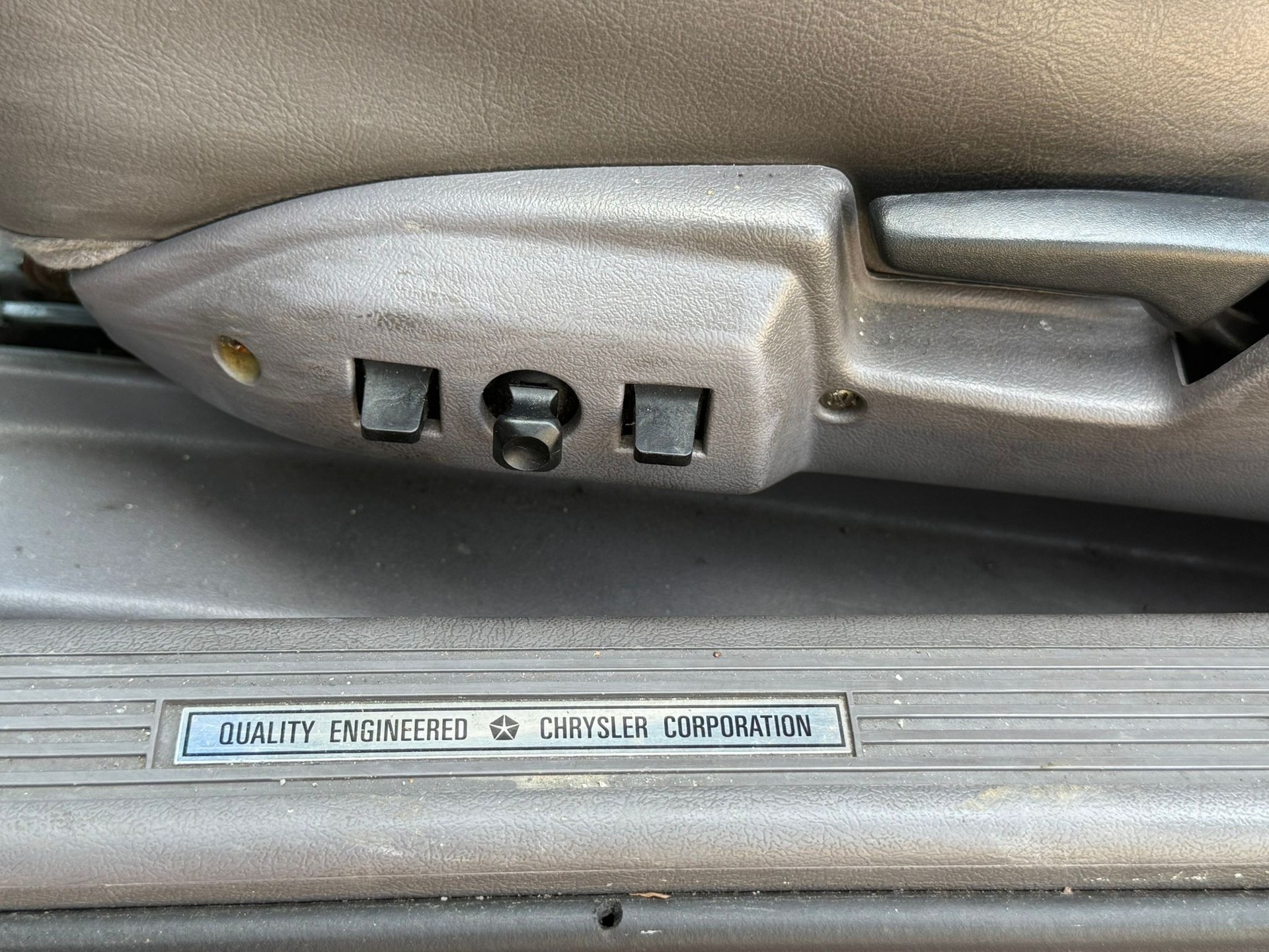 CHRYSLER ES 2.5 Turbo-image-14