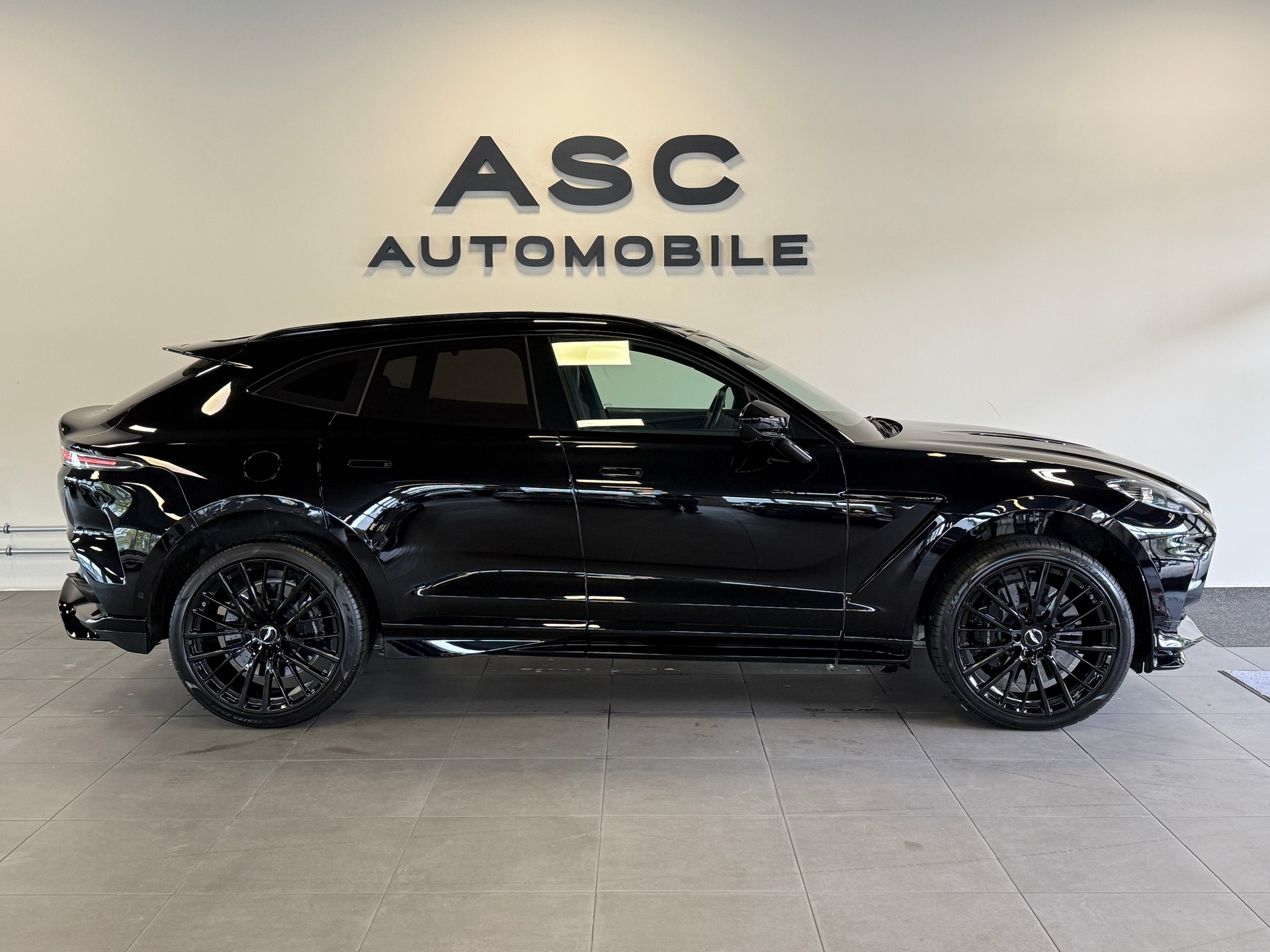 ASTON MARTIN DBX 707-image-1