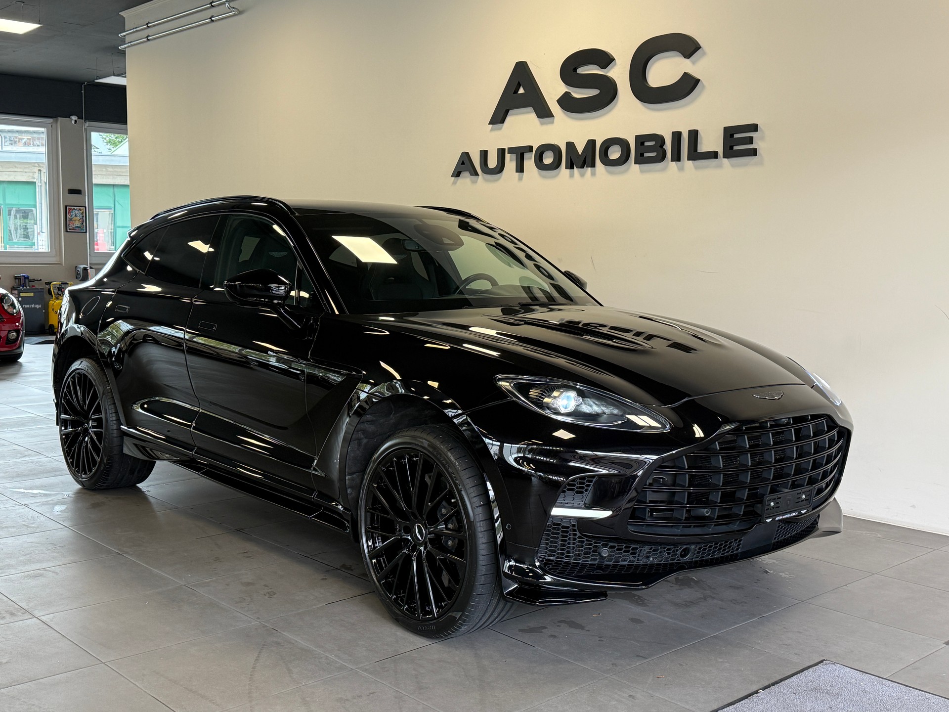 ASTON MARTIN DBX 707-image-0