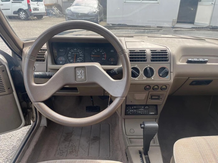 PEUGEOT 205 1.9 Automatic-image-7