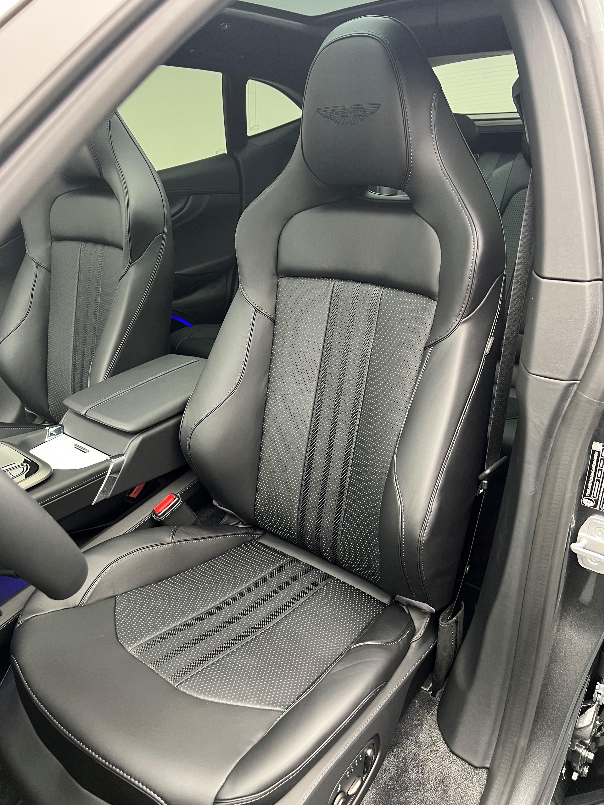 ASTON MARTIN DBX 707 4.0 V8 Bi-Turbo-image-6