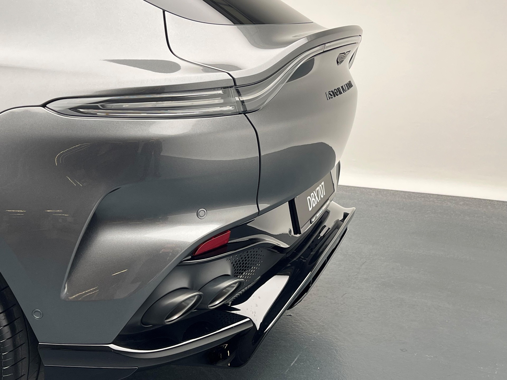 ASTON MARTIN DBX 707 4.0 V8 Bi-Turbo-image-23