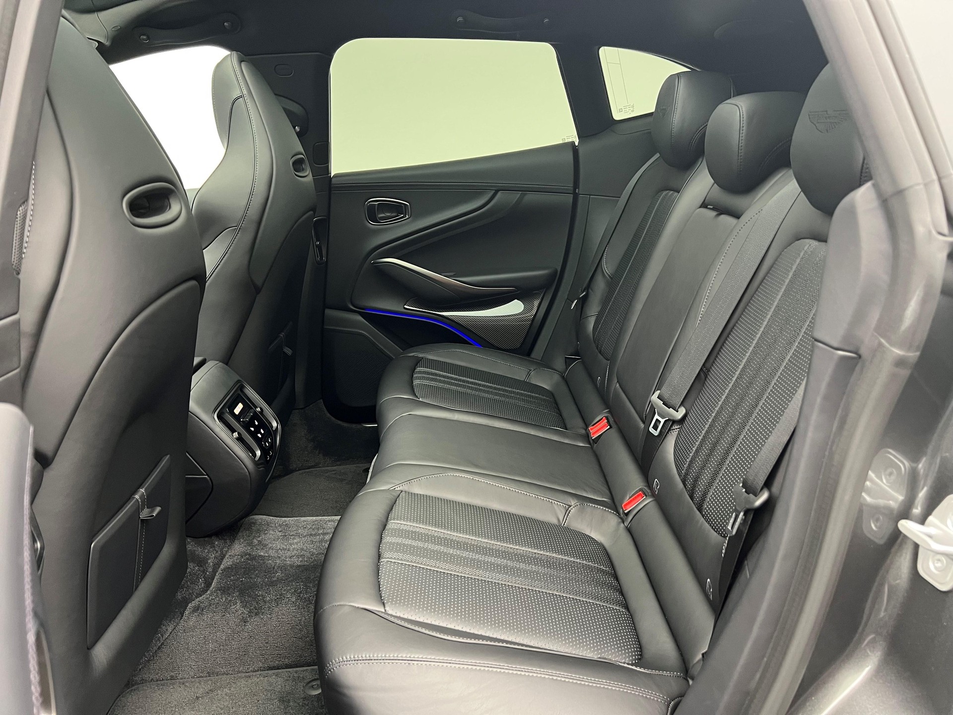 ASTON MARTIN DBX 707 4.0 V8 Bi-Turbo-image-13