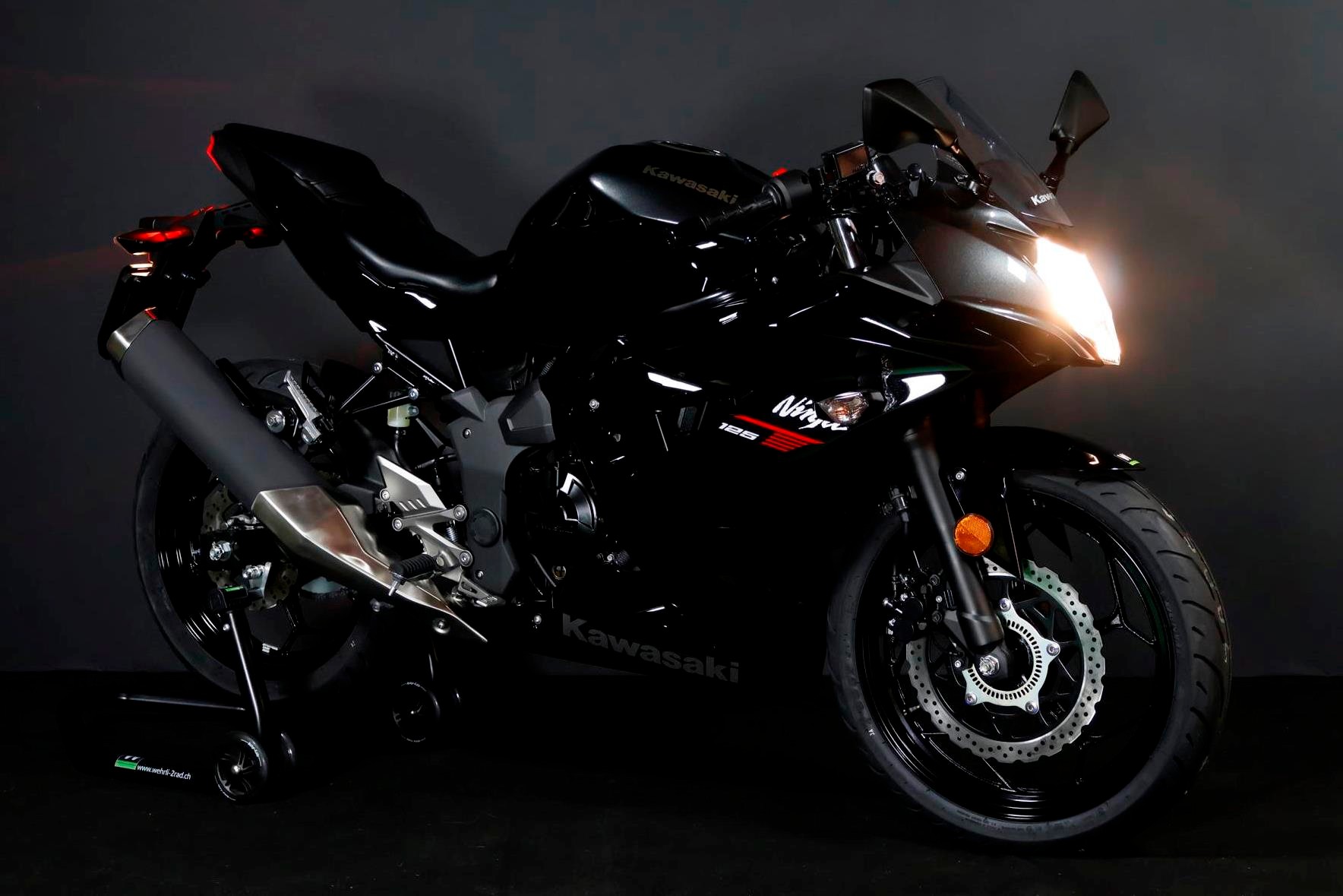 KAWASAKI Ninja 125-showroom-element-1