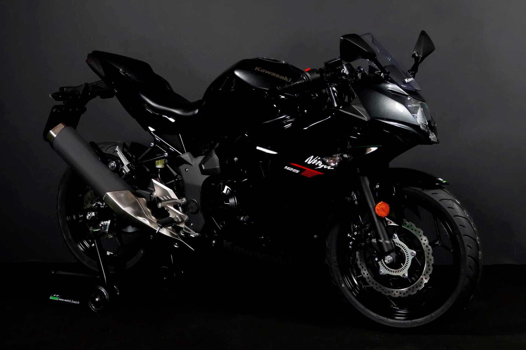 KAWASAKI Ninja 125-showroom-element-2