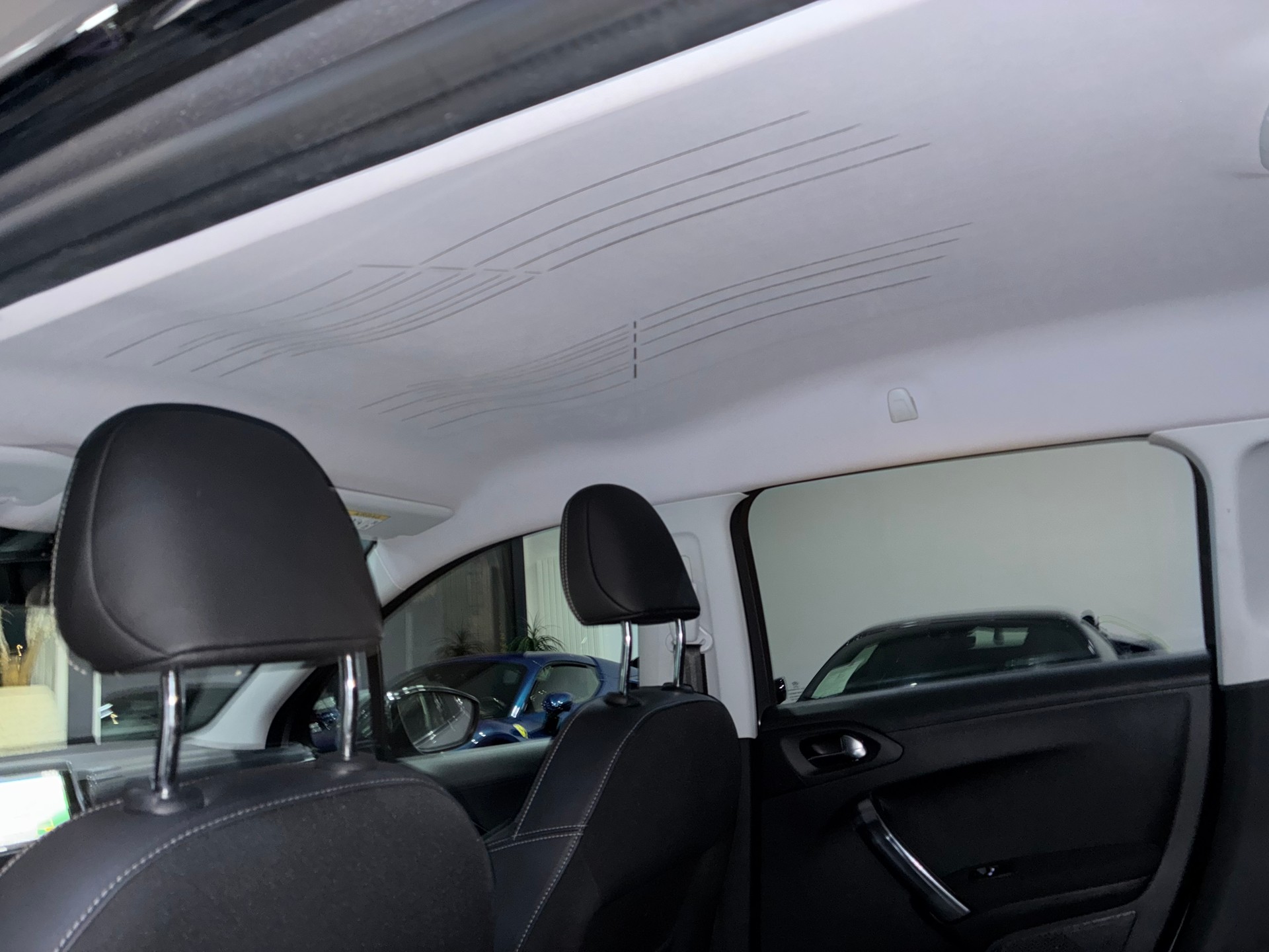 PEUGEOT 2008 1.2 PureTech Allure EAT6-image-12