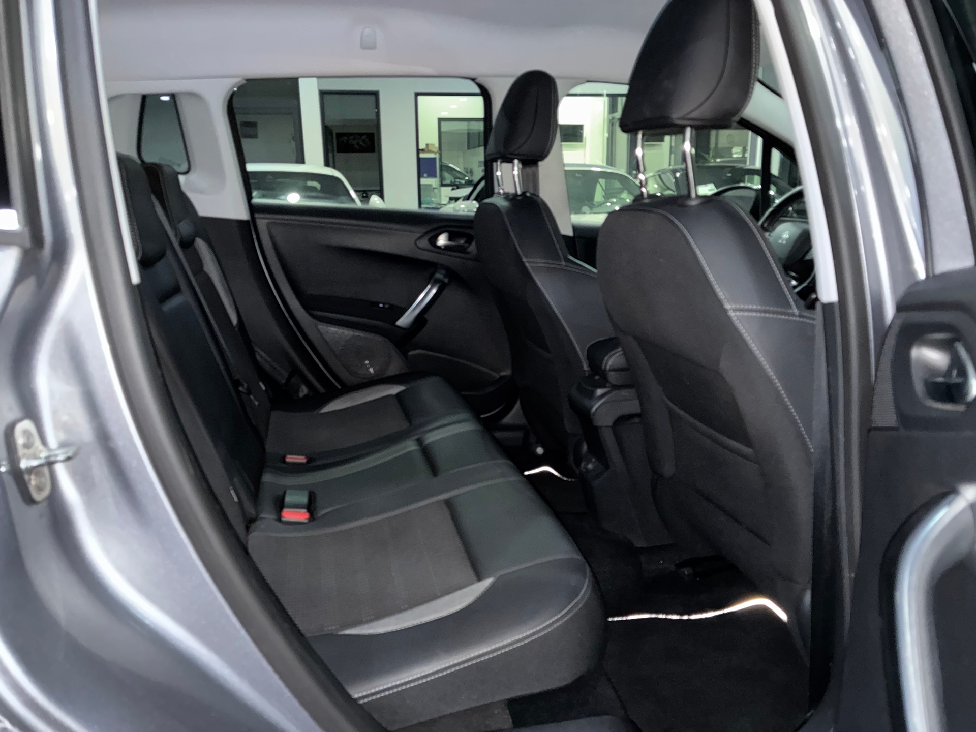PEUGEOT 2008 1.2 PureTech Allure EAT6-image-13