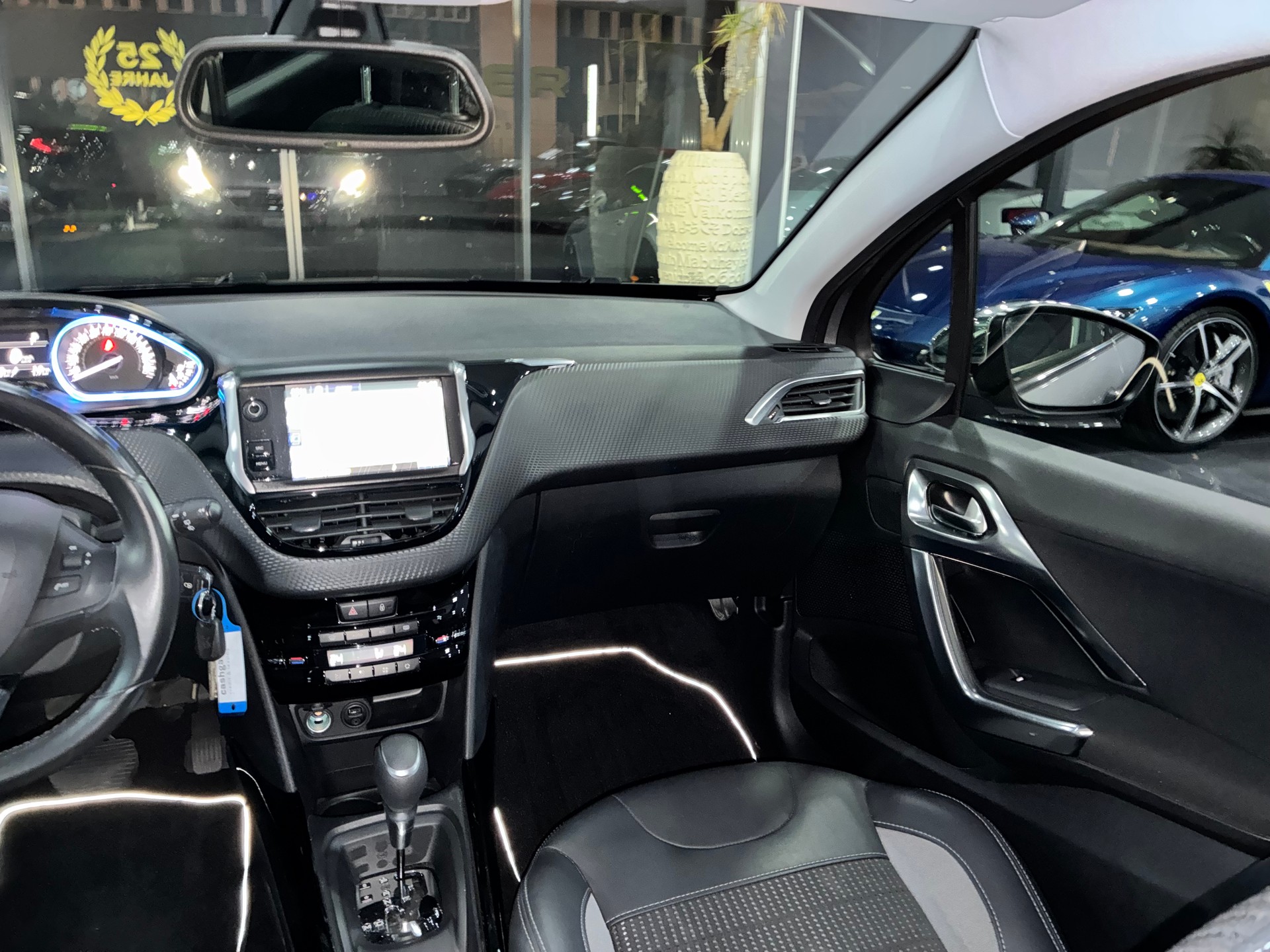 PEUGEOT 2008 1.2 PureTech Allure EAT6-image-9