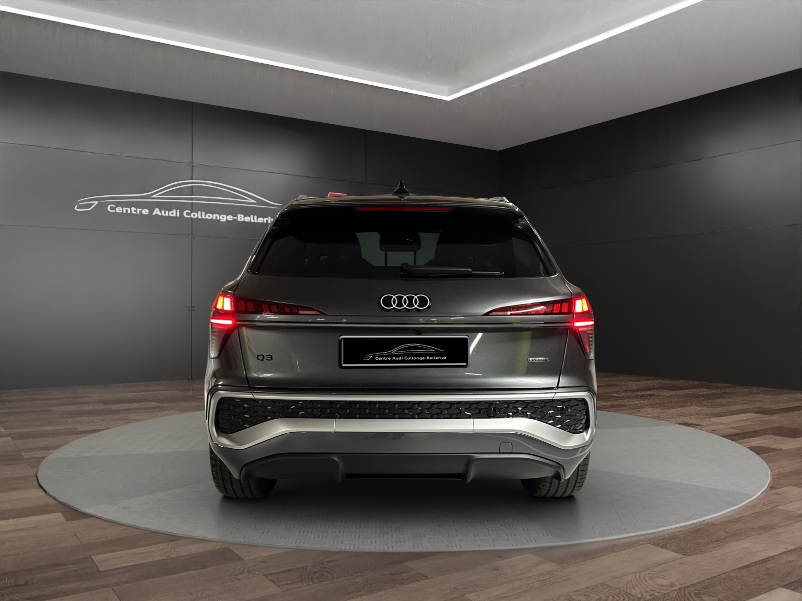 AUDI Q3 SUV TFSI quattro 195 kW S tronic-image-4
