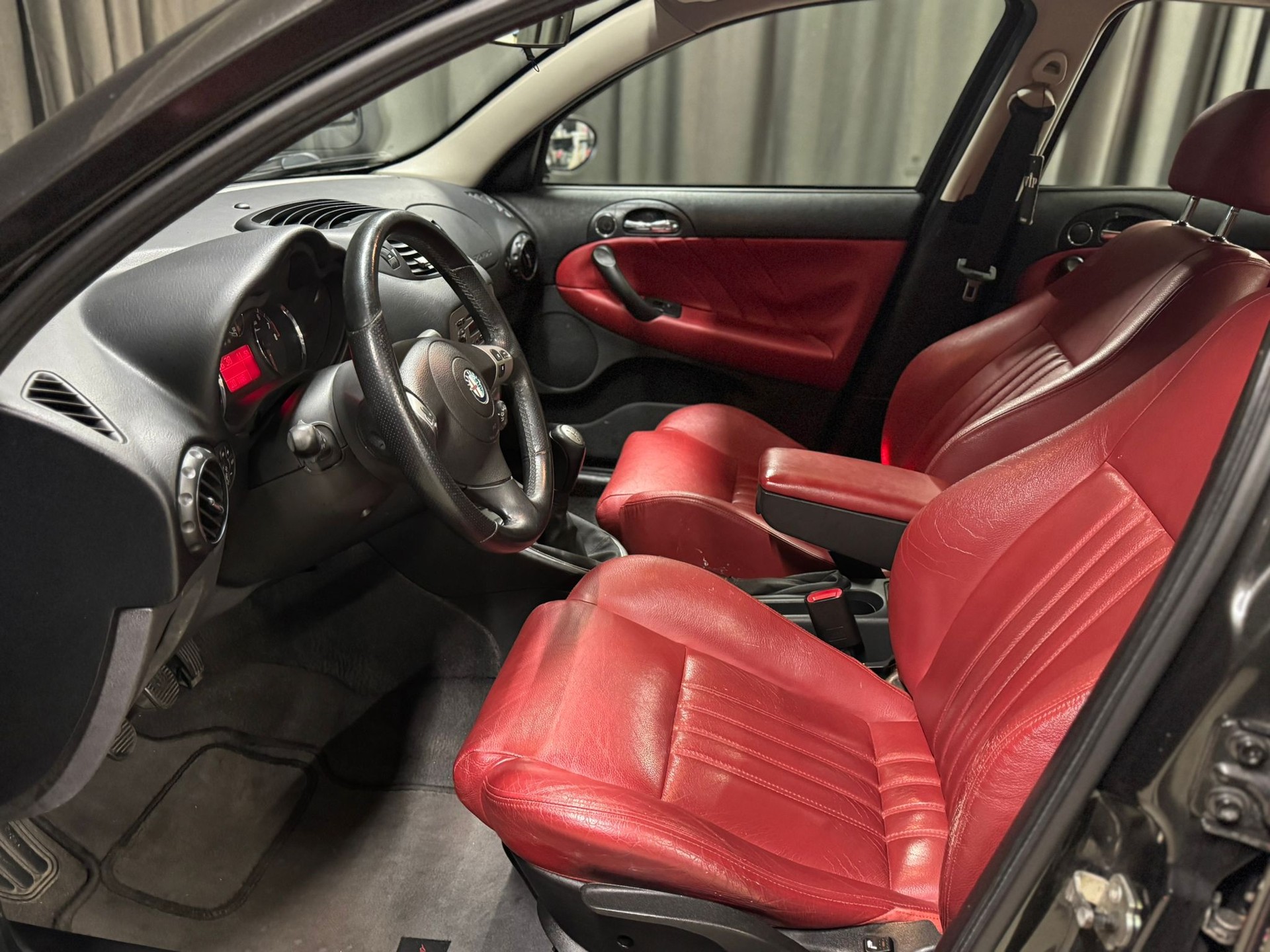 ALFA ROMEO 147 1.6 TS 16V VIP Edition-image-6