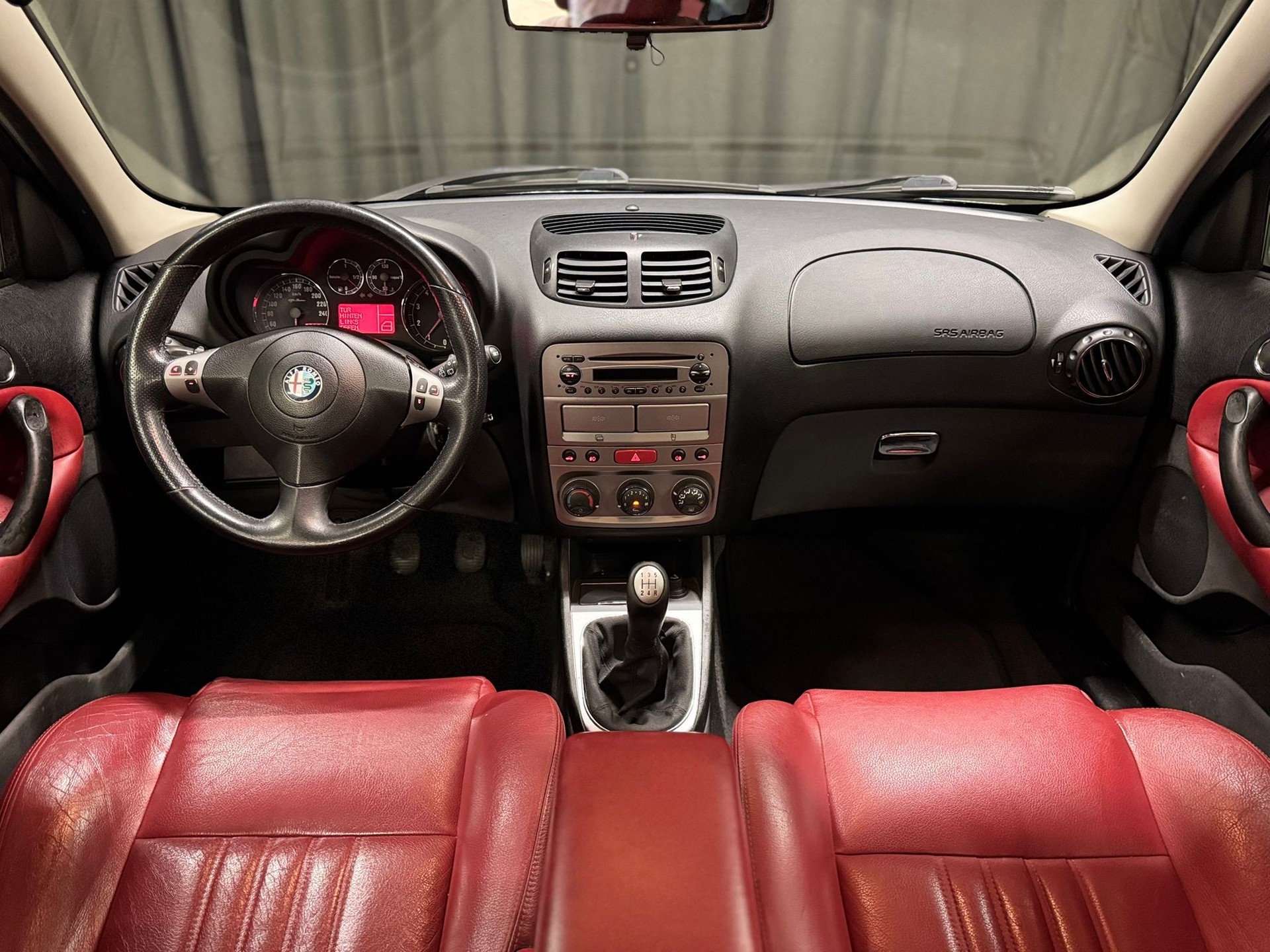 ALFA ROMEO 147 1.6 TS 16V VIP Edition-image-11