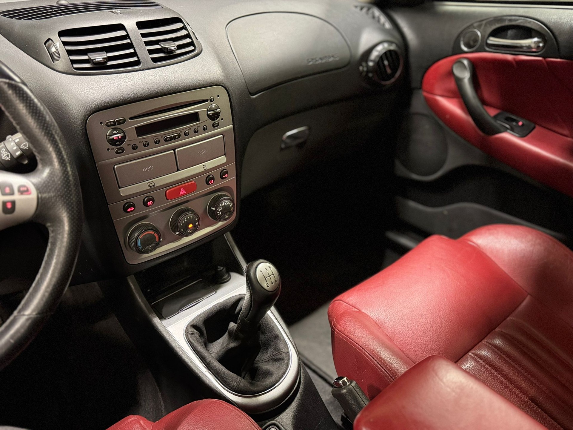 ALFA ROMEO 147 1.6 TS 16V VIP Edition-image-12