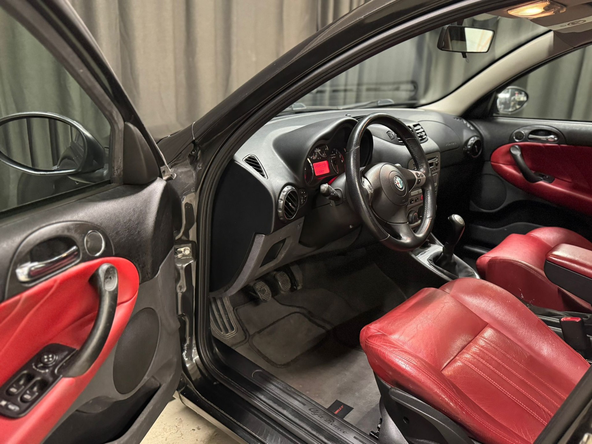 ALFA ROMEO 147 1.6 TS 16V VIP Edition-image-8