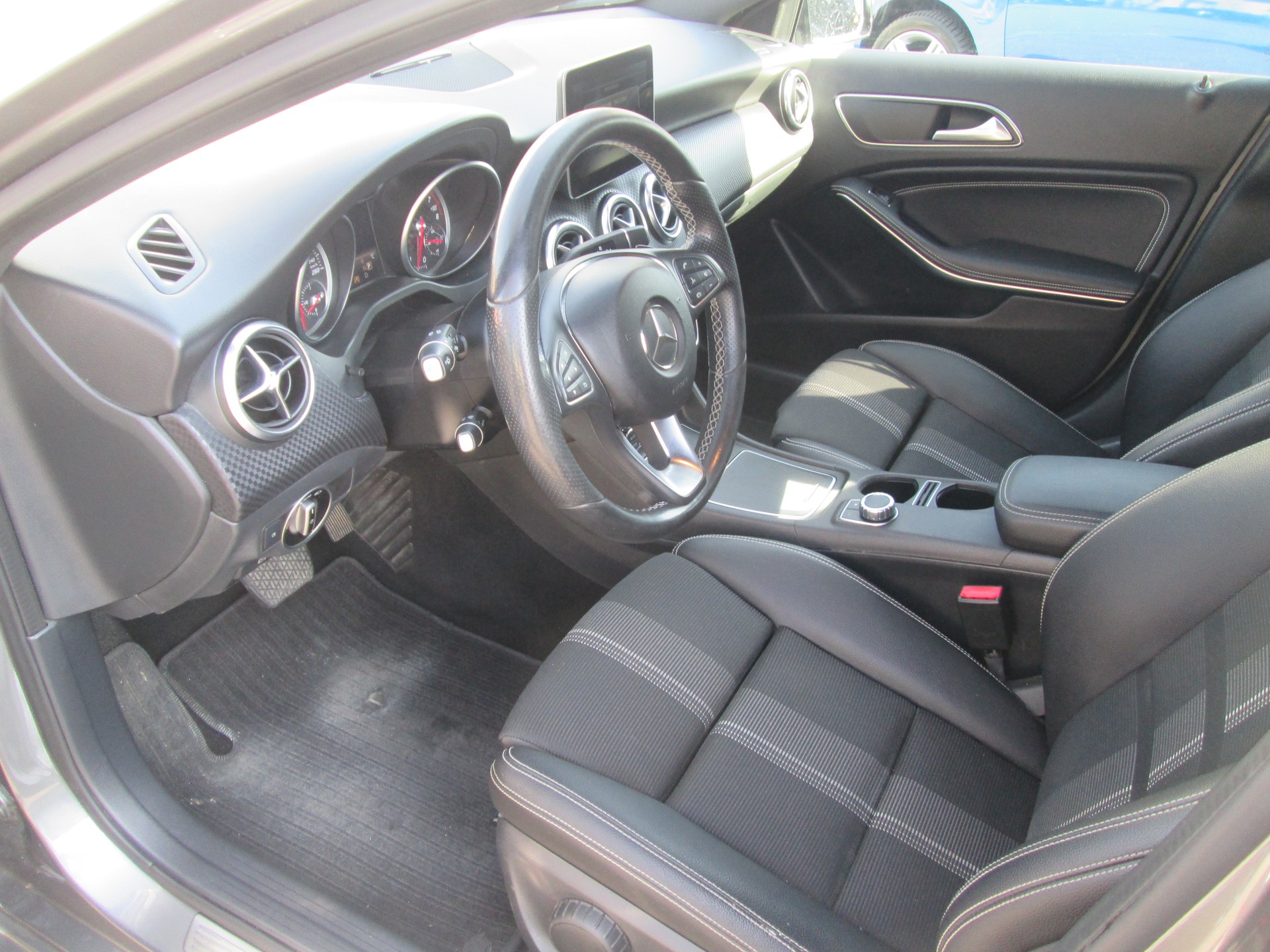 MERCEDES-BENZ A 200 Night Star 7G-DCT-image-8