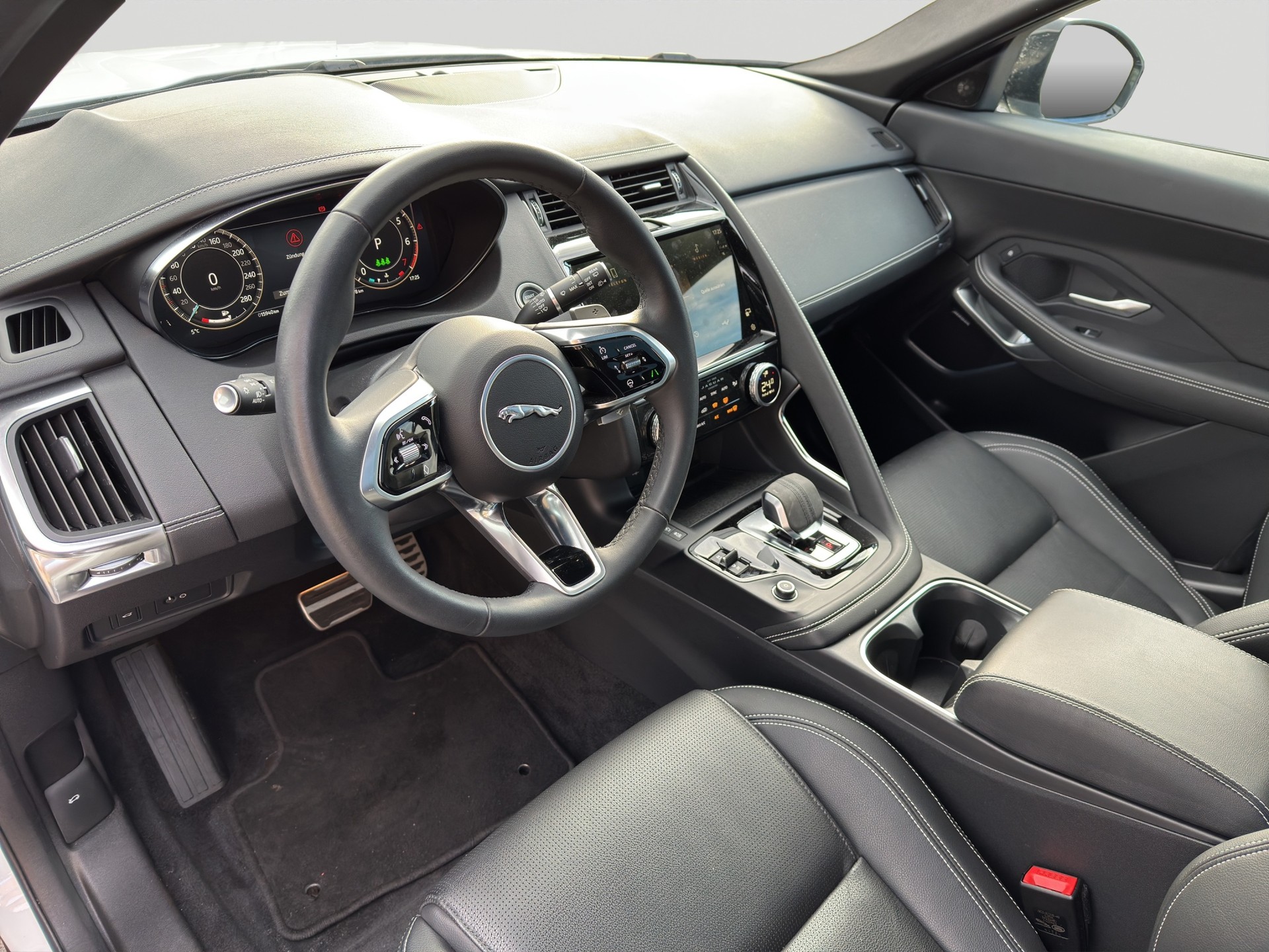 JAGUAR E-Pace 2.0 P250 R-Dynamic Black AWD SE-image-6