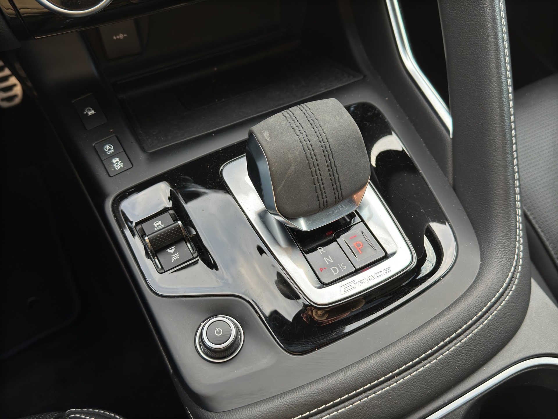 JAGUAR E-Pace 2.0 P250 R-Dynamic Black AWD SE-image-14