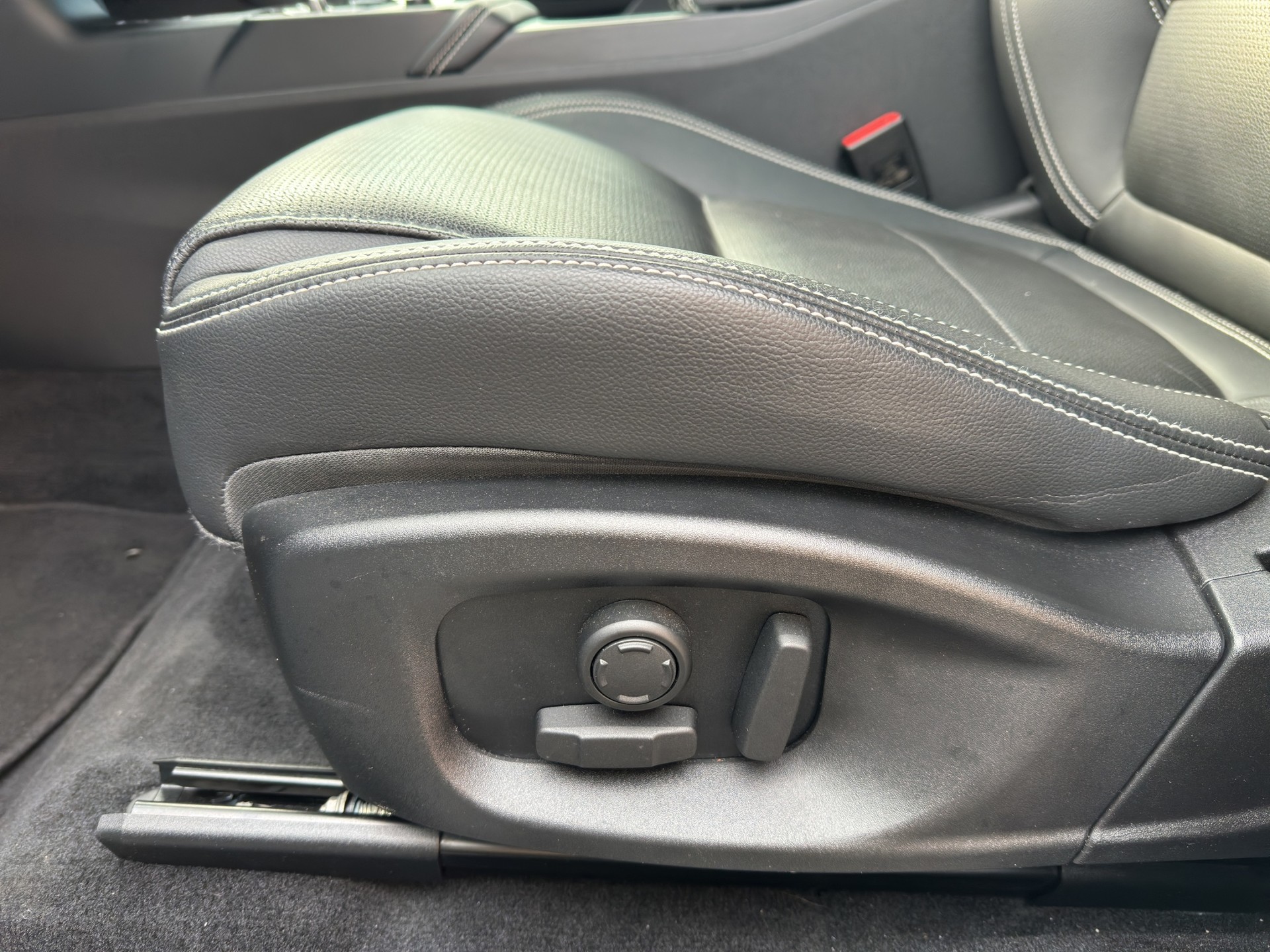 JAGUAR E-Pace 2.0 P250 R-Dynamic Black AWD SE-image-9