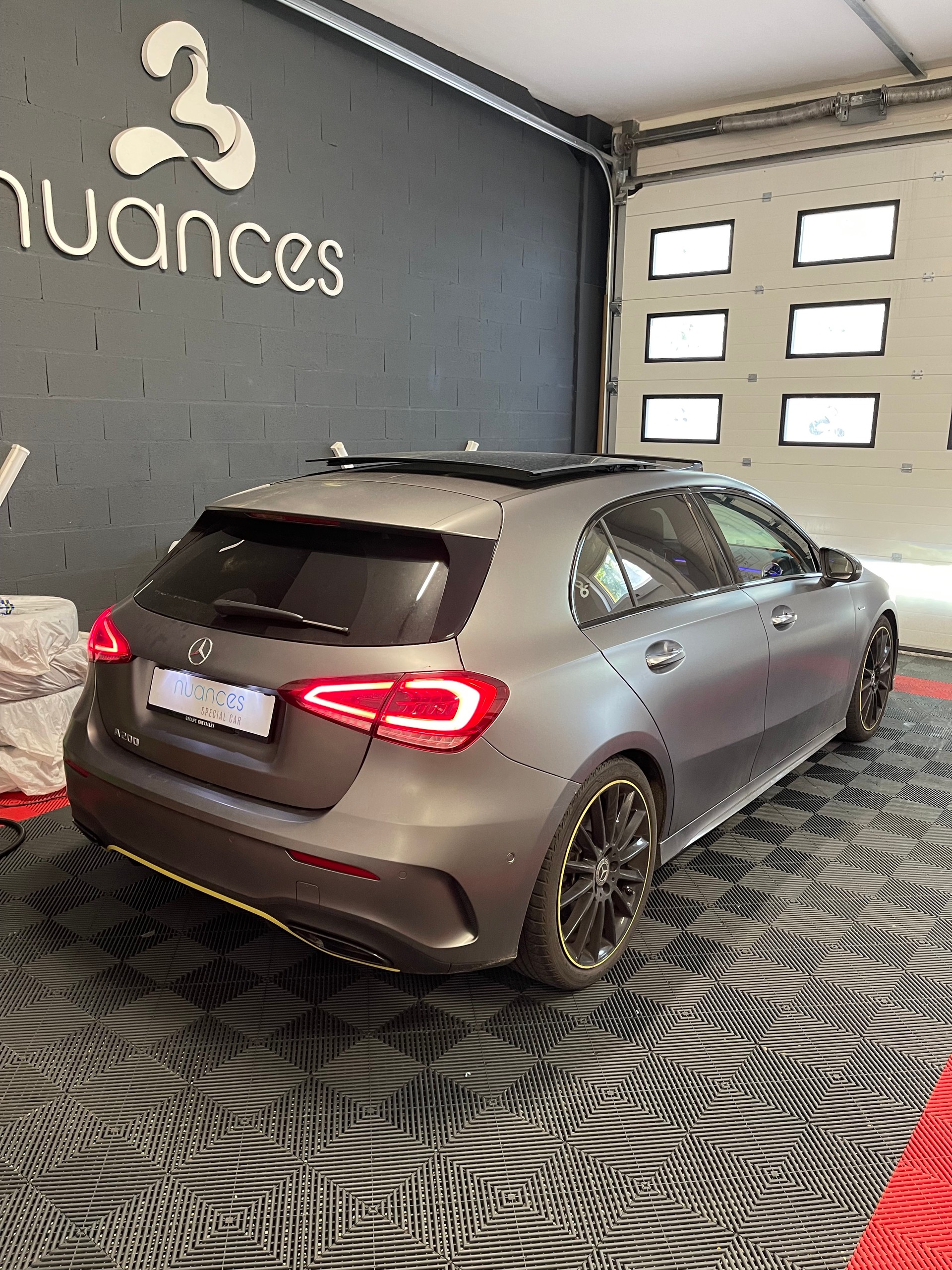 MERCEDES-BENZ A 200 AMG Line 7G-DCT-image-2
