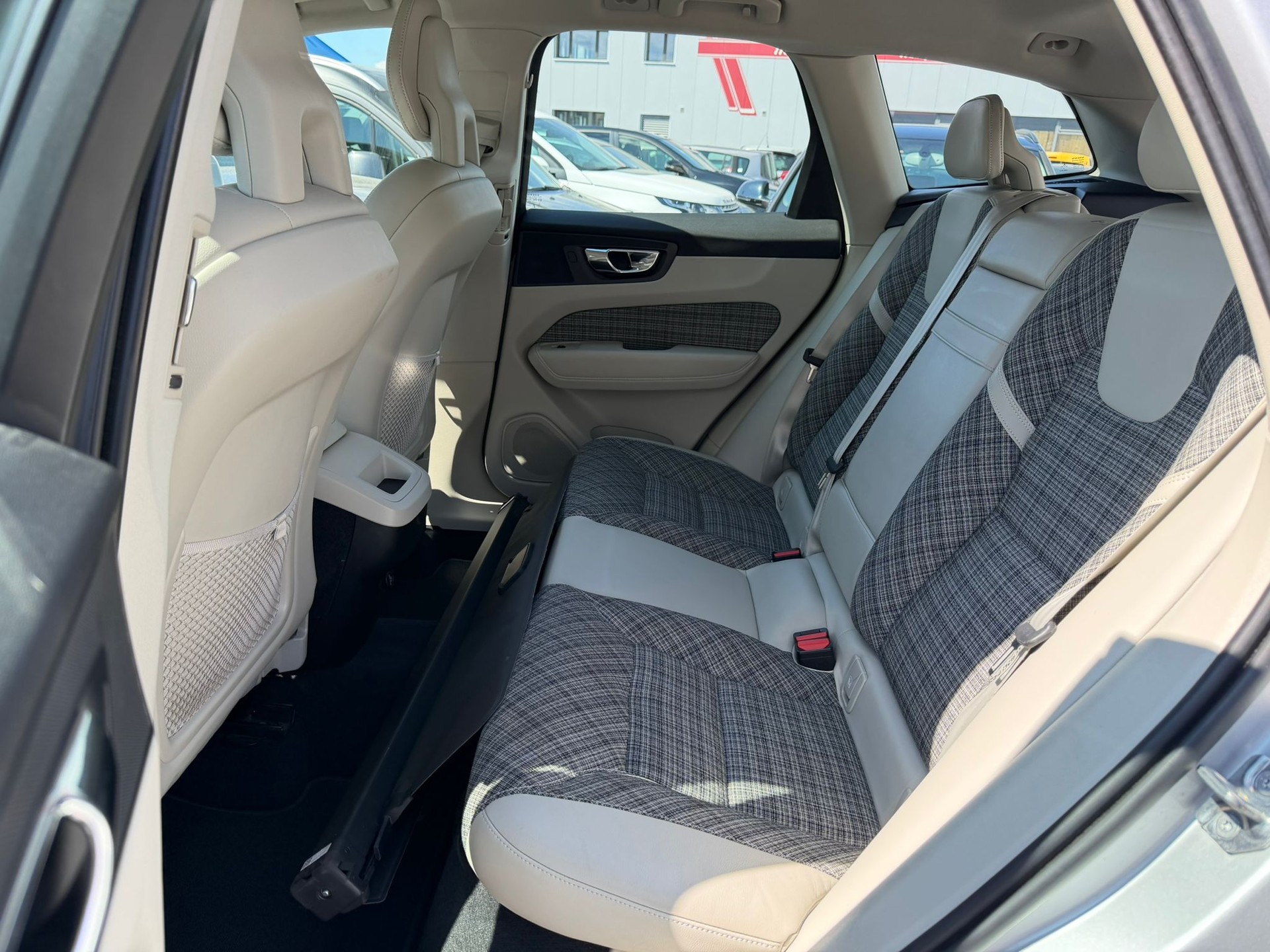 VOLVO XC60 D5 AWD Momentum Geartronic-image-10