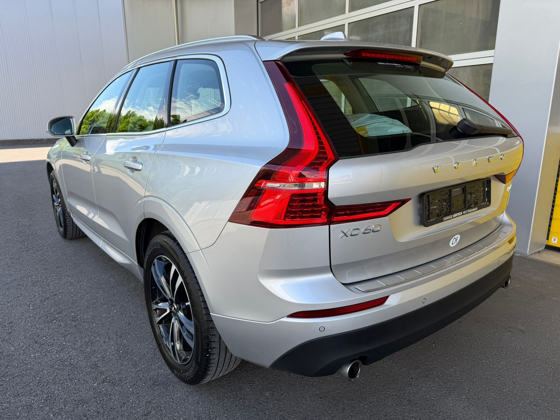 VOLVO XC60 D5 AWD Momentum Geartronic-image-3