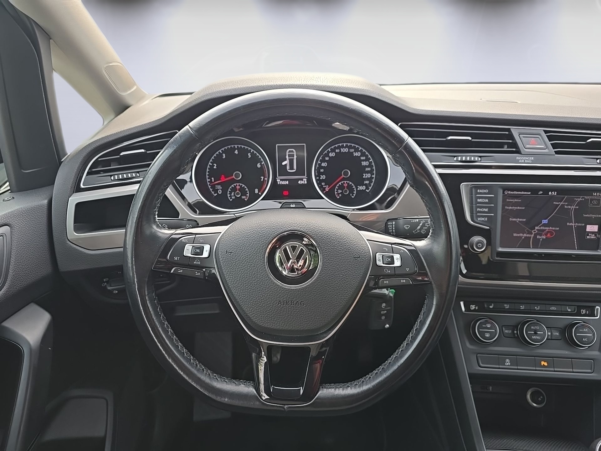 VW Touran 1.4 TSI BlueMotion Technology Family-image-10