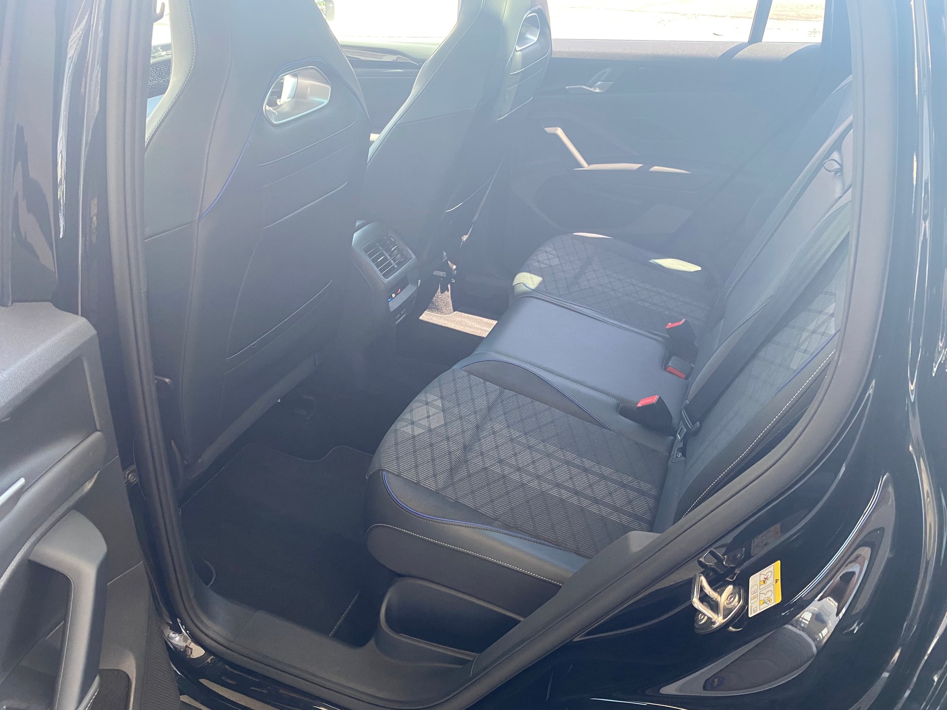 VW Tiguan 2.0 TSI 266PS DSG R-Line 4Motion **Panorama-Schiebe-Hebedach**-image-6