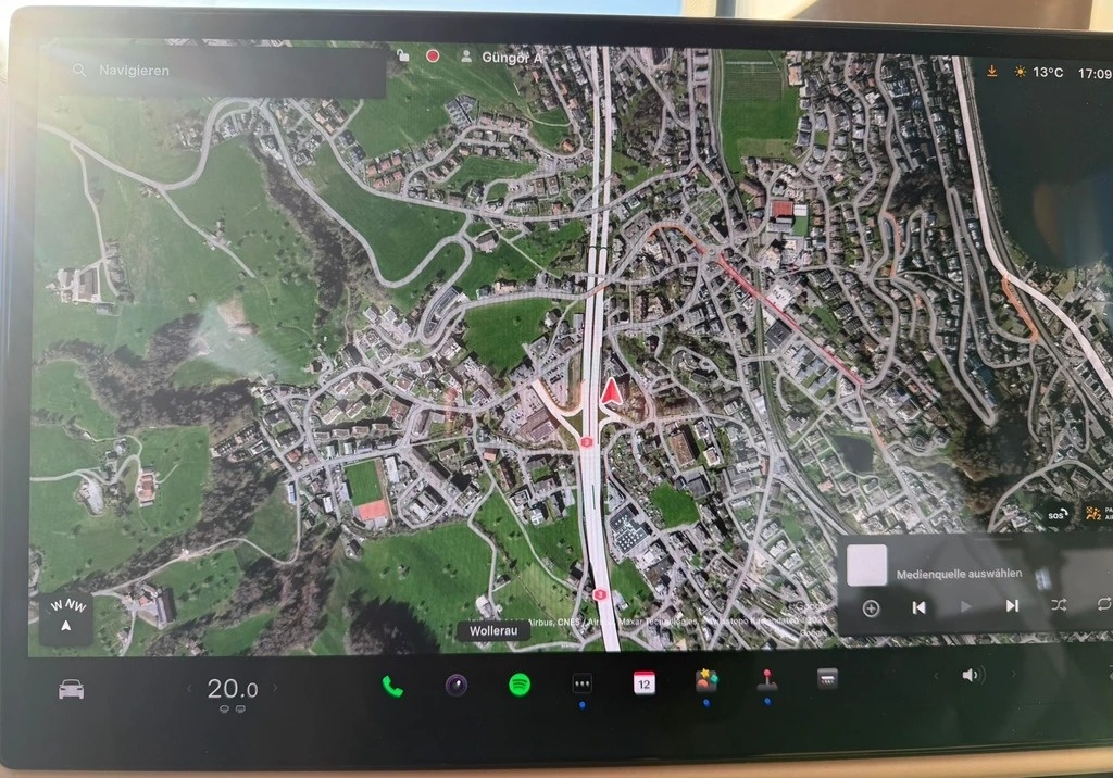 TESLA Model X Plaid-image-11