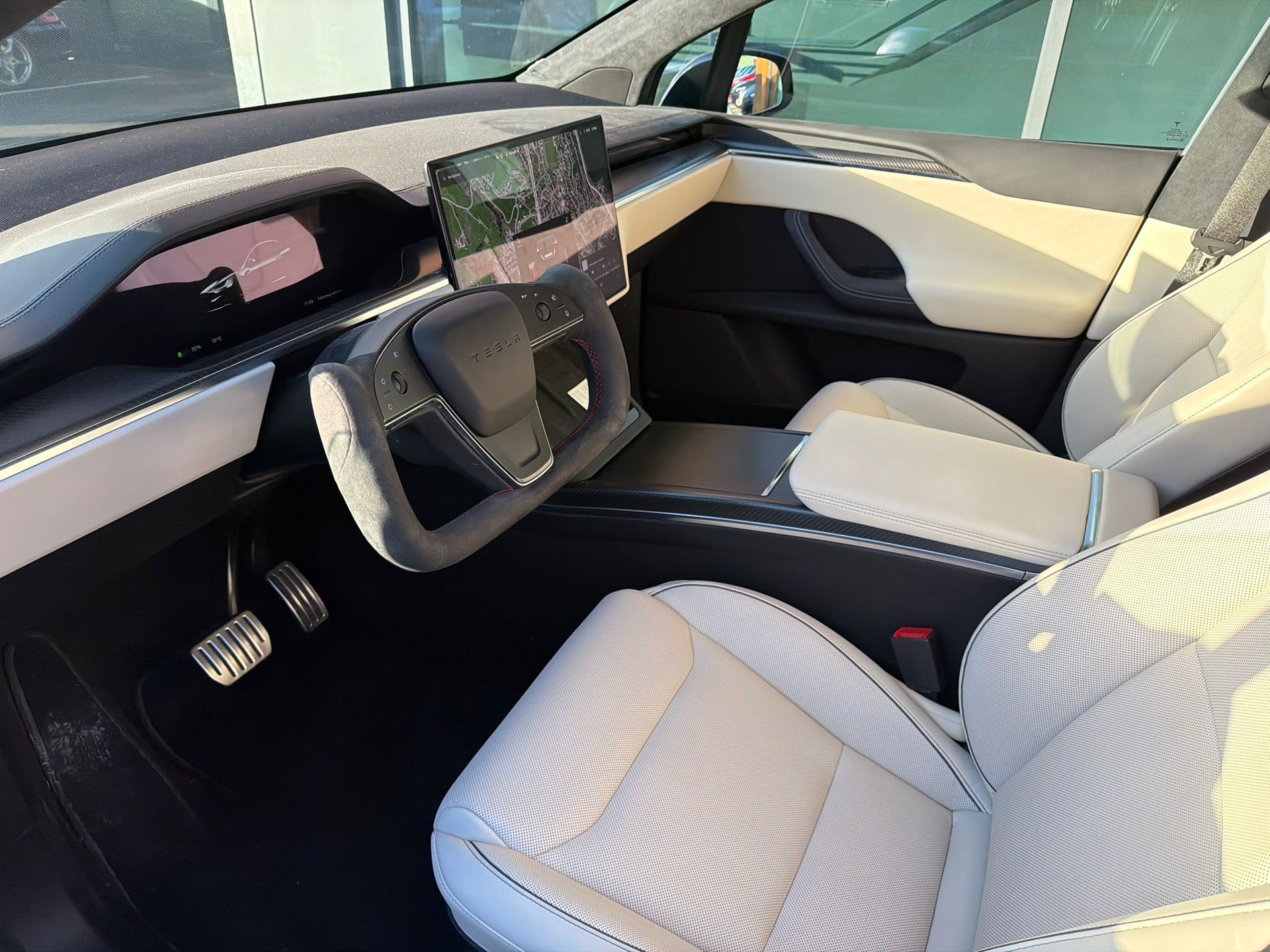 TESLA Model X Plaid-image-11