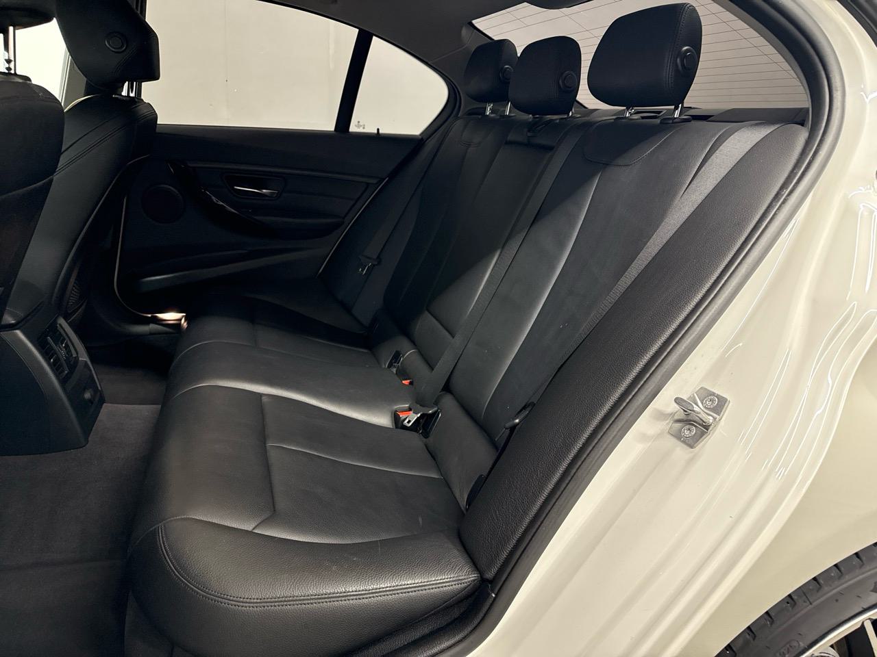 BMW 320d xDrive Sport Line Steptronic-image-9