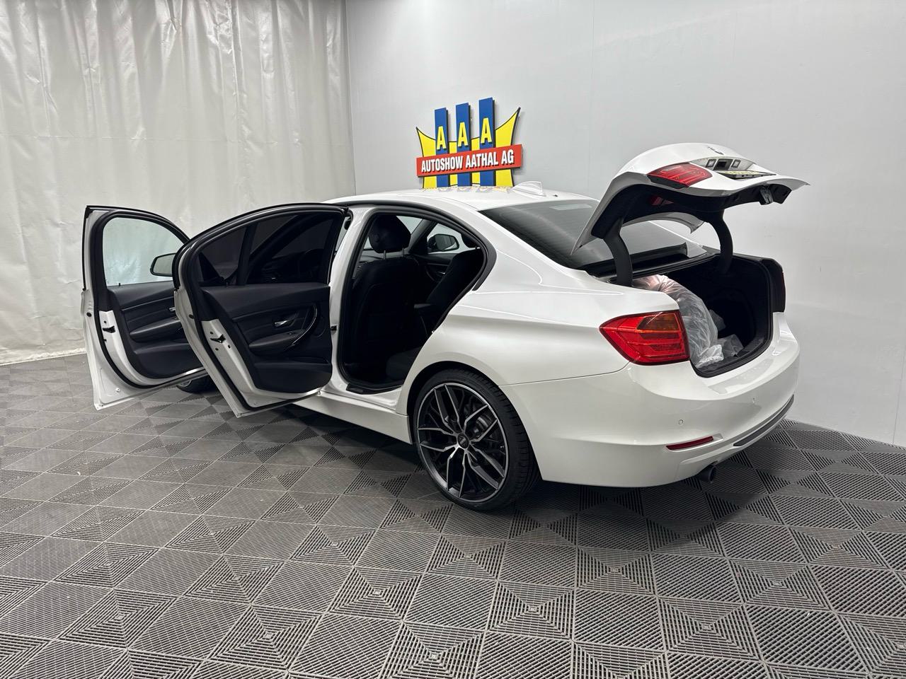 BMW 320d xDrive Sport Line Steptronic-image-10