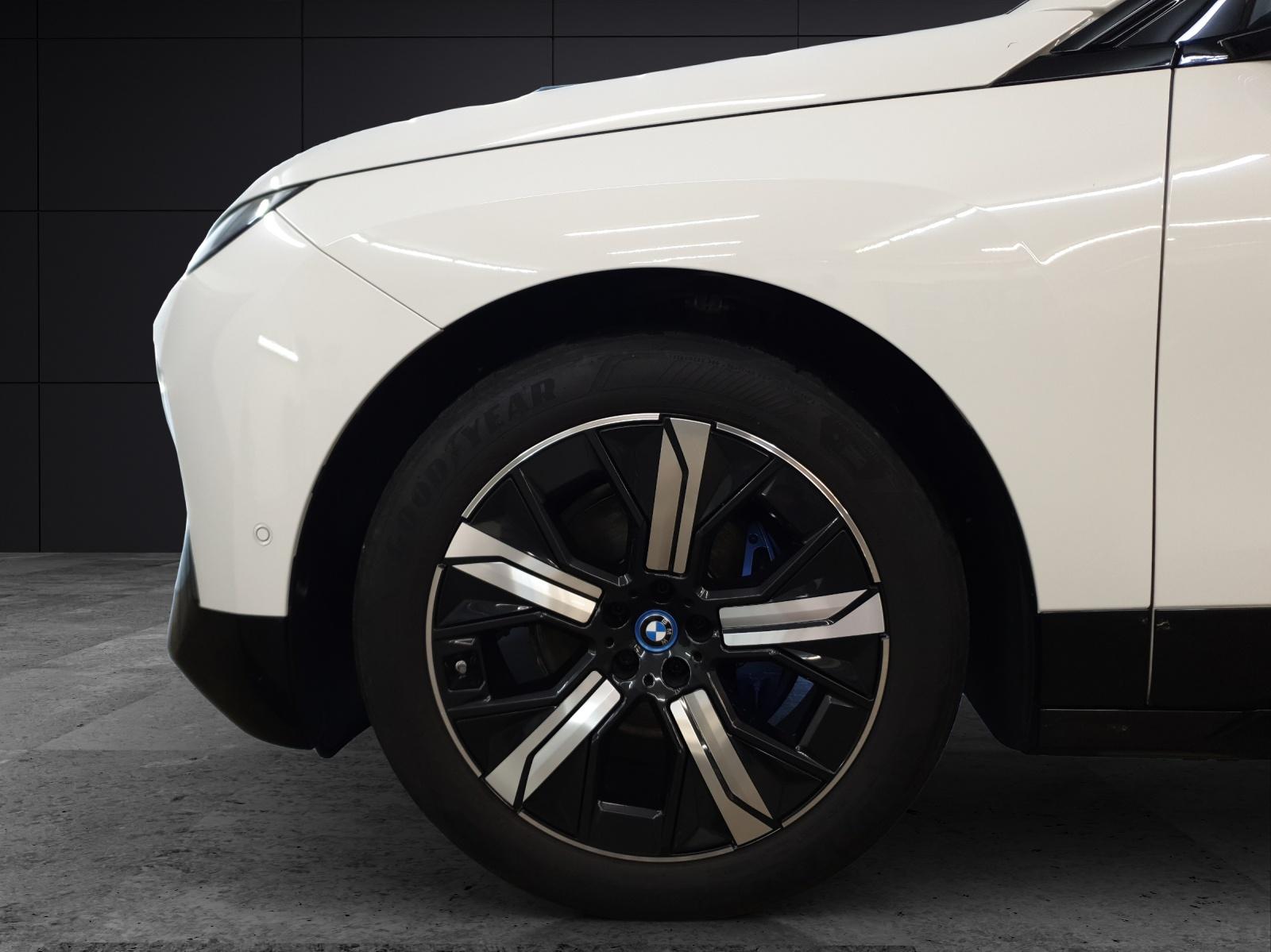 BMW iX xDrive40-image-8