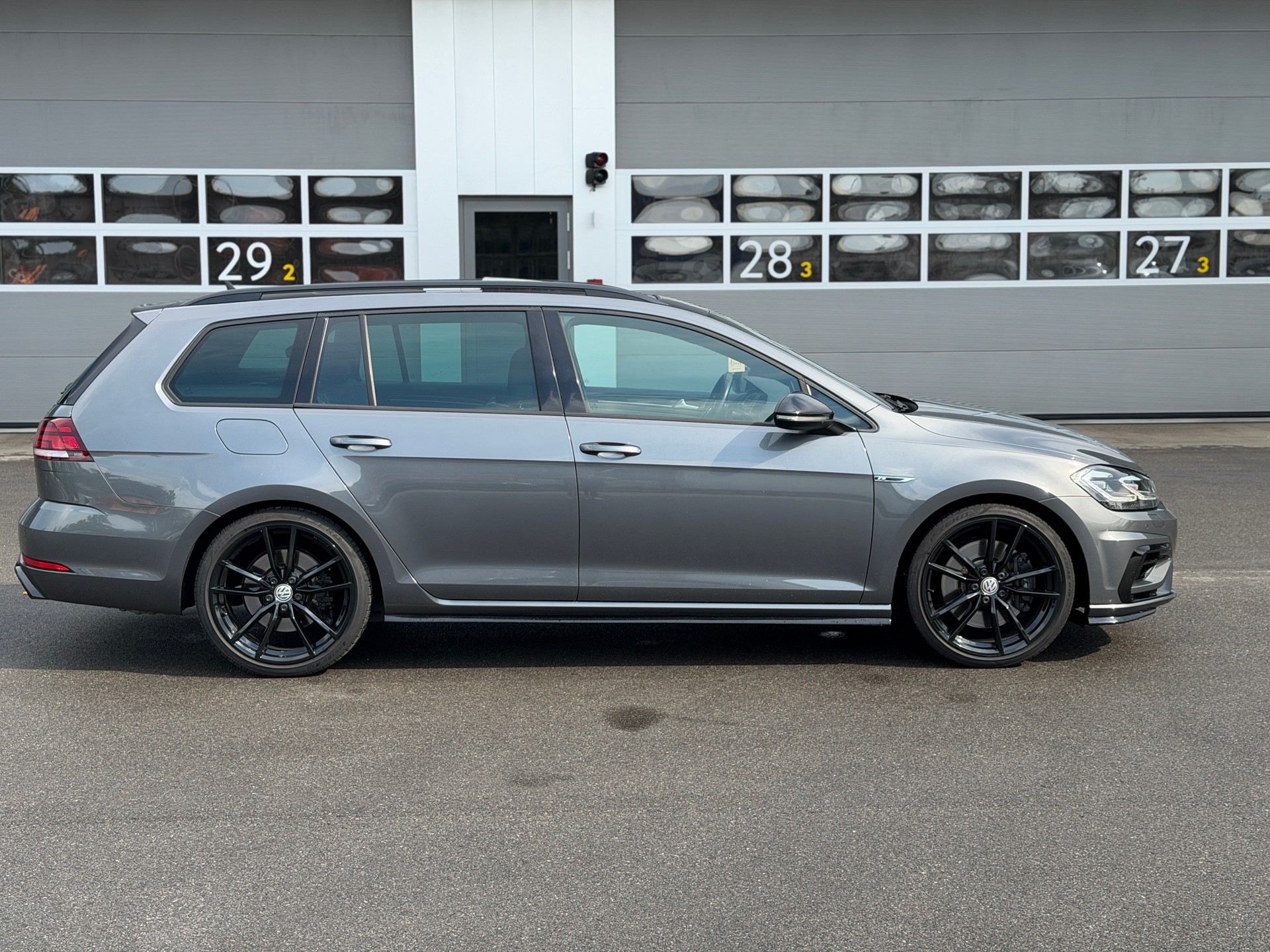 VW Golf Variant 2.0 TSI R 4Motion DSG-image-2