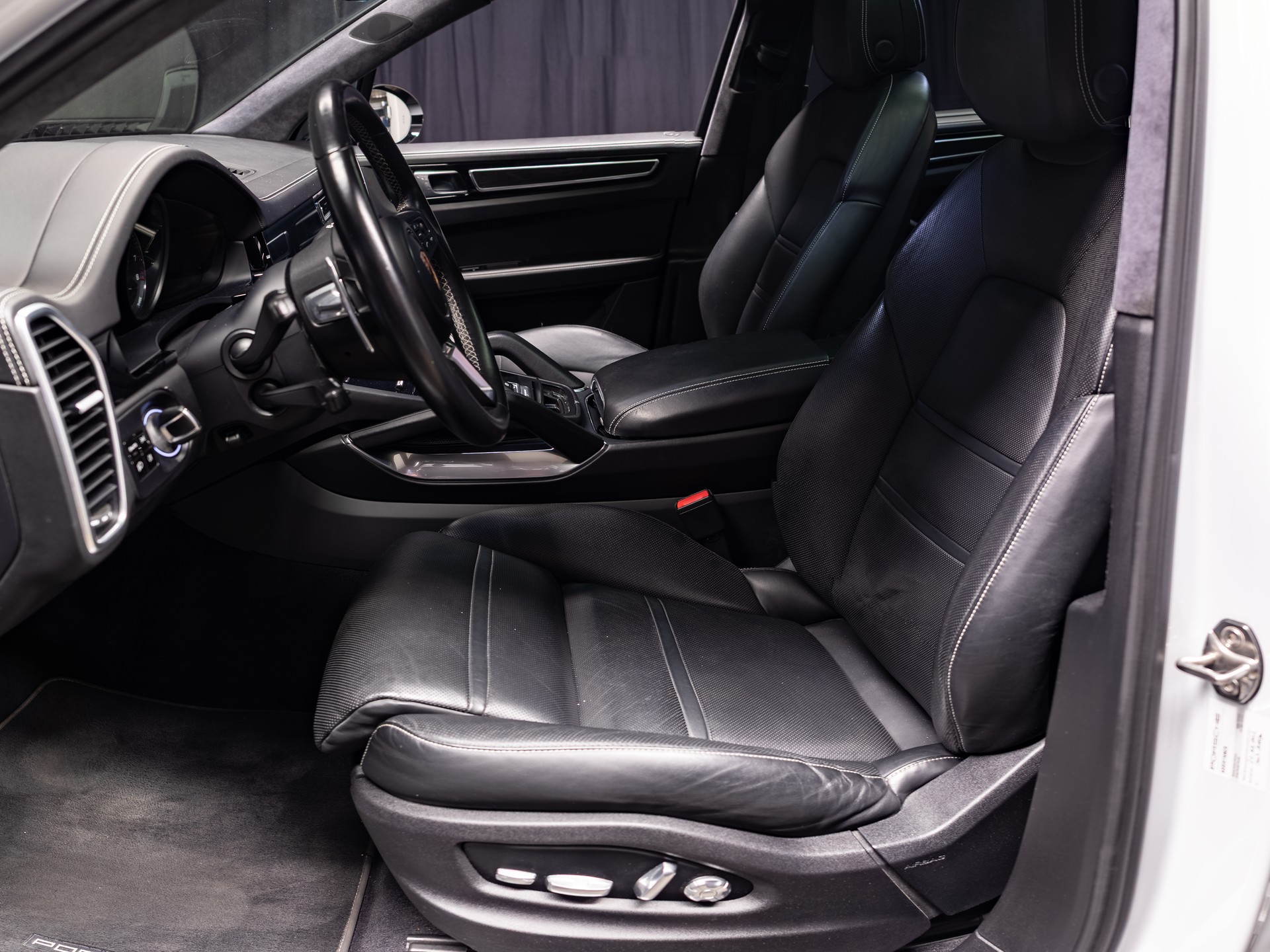 PORSCHE Cayenne Turbo S E-Hybrid-image-7