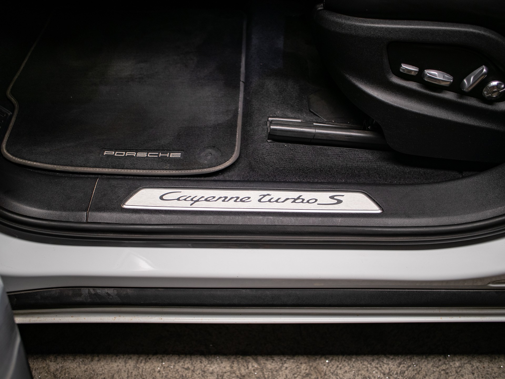 PORSCHE Cayenne Turbo S E-Hybrid-image-10