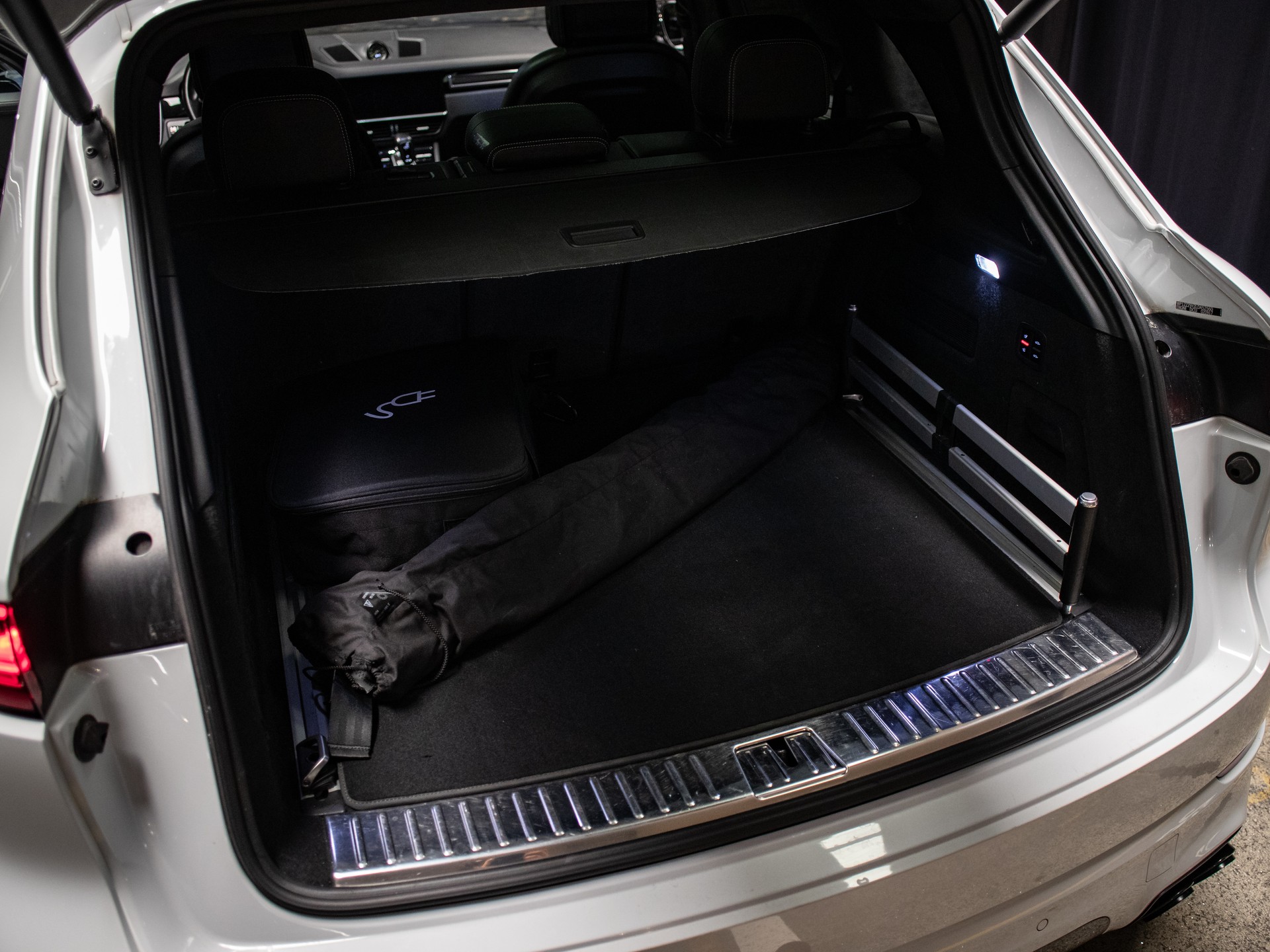 PORSCHE Cayenne Turbo S E-Hybrid-image-23
