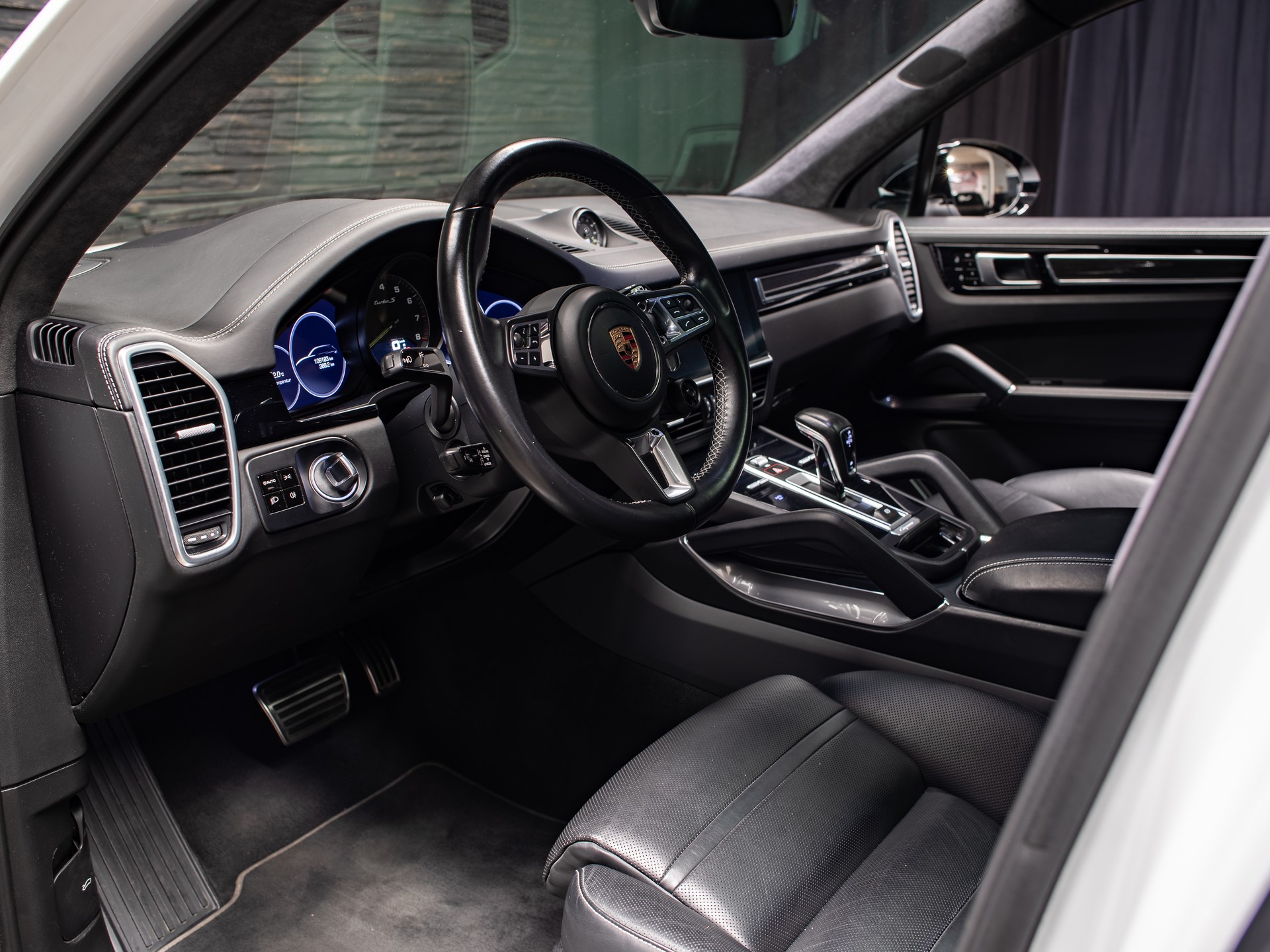 PORSCHE Cayenne Turbo S E-Hybrid-image-30