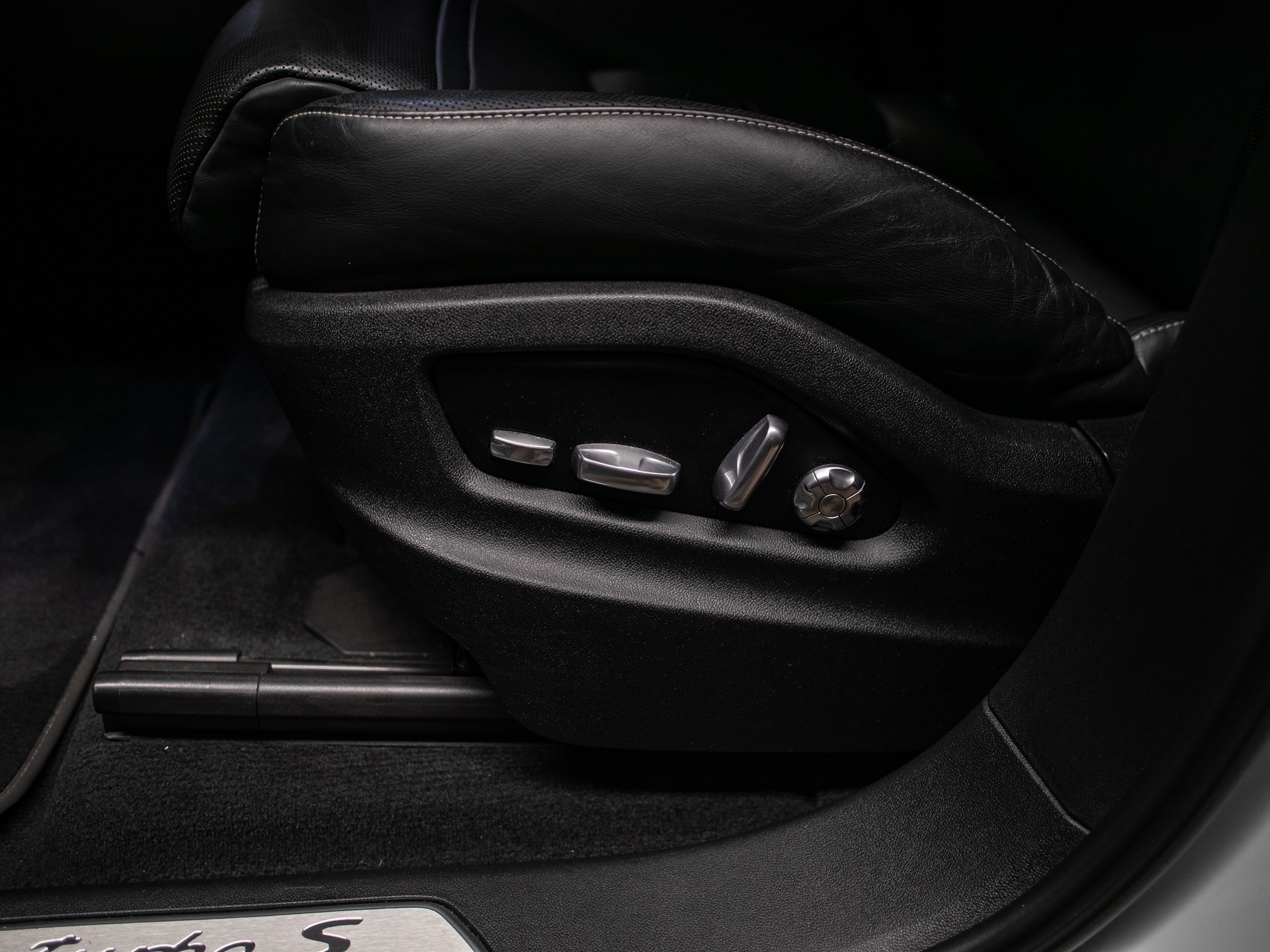 PORSCHE Cayenne Turbo S E-Hybrid-image-9
