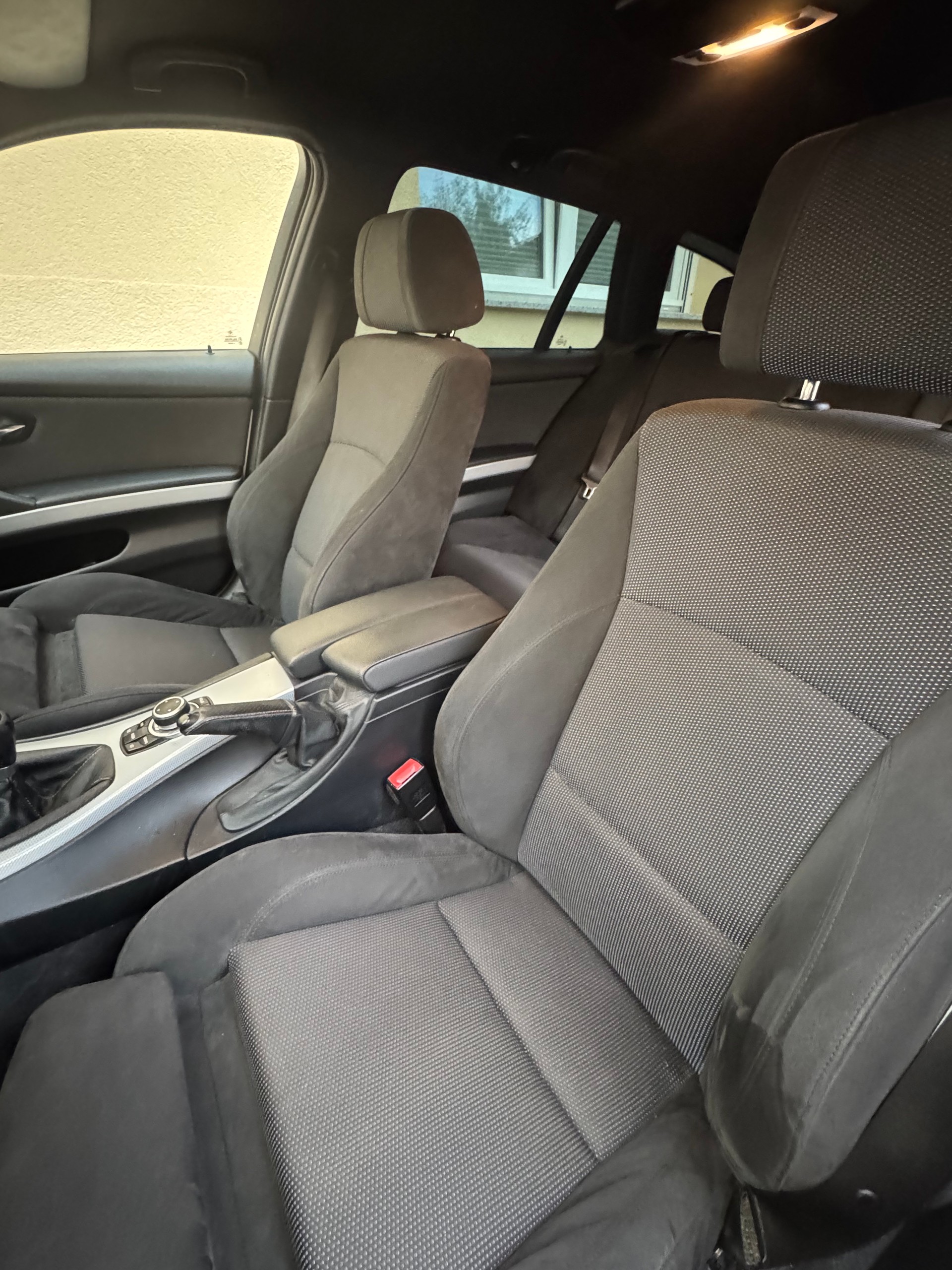 BMW 320d xDrive Touring-image-6