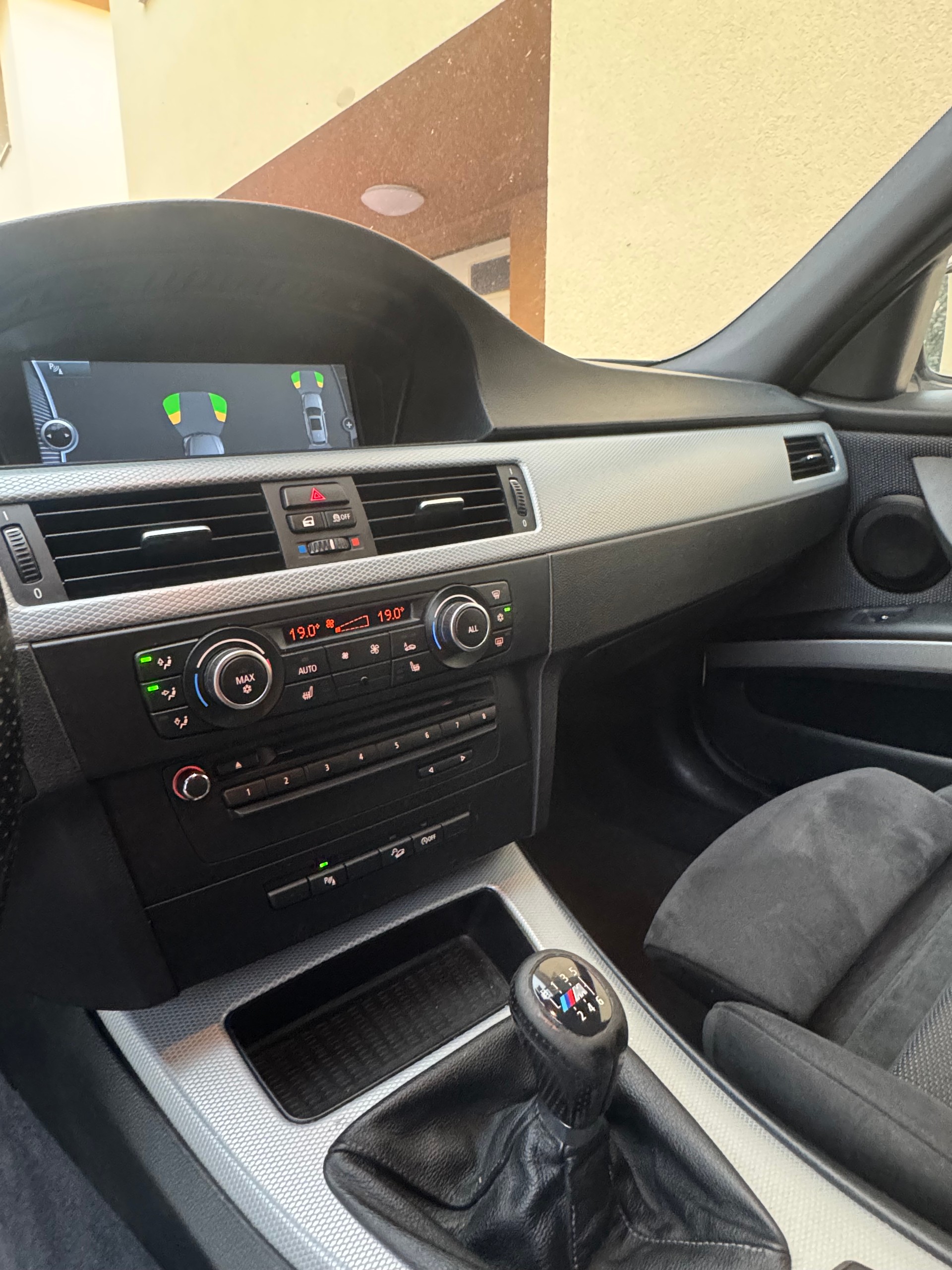 BMW 320d xDrive Touring-image-8