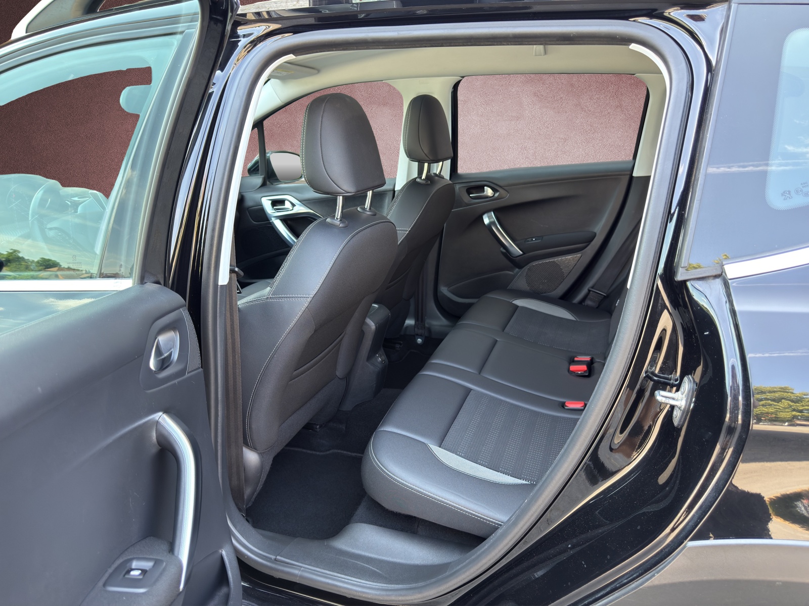PEUGEOT 2008 1.2 PureTech Allure-image-9