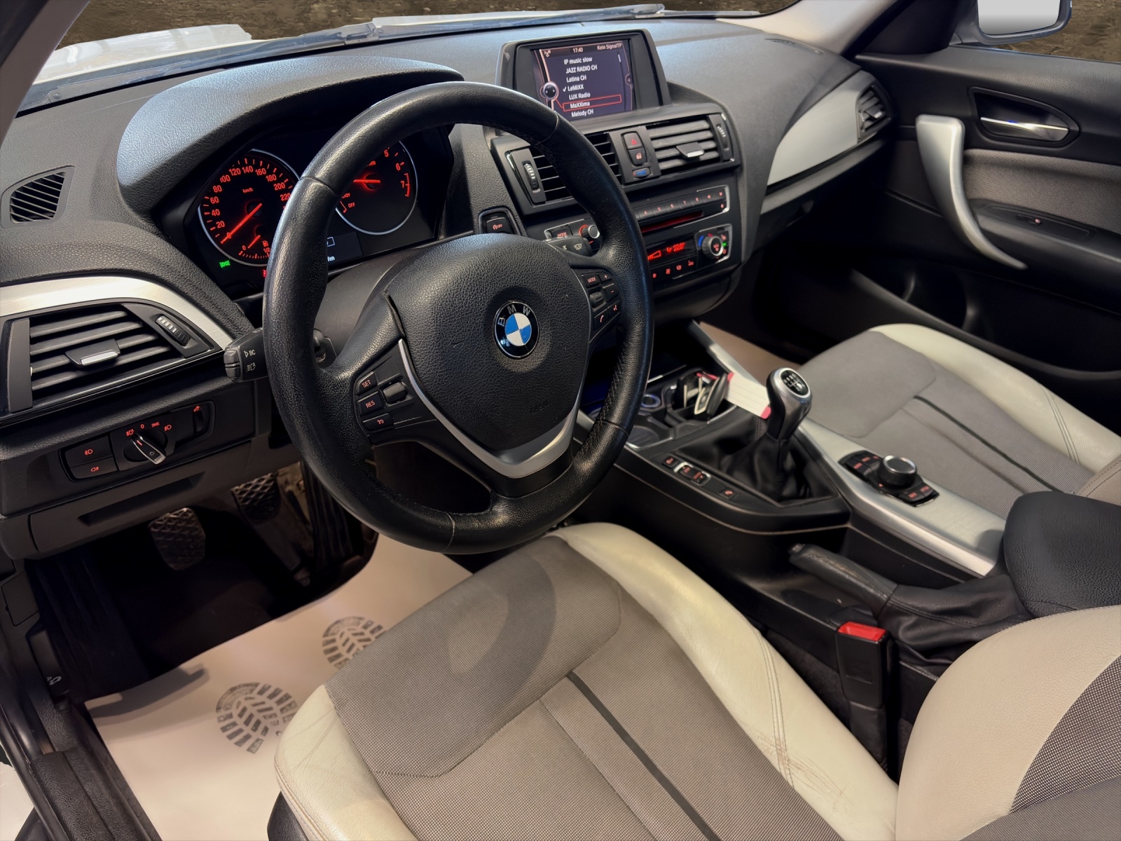 BMW 116i Sport Line Steptronic-image-3