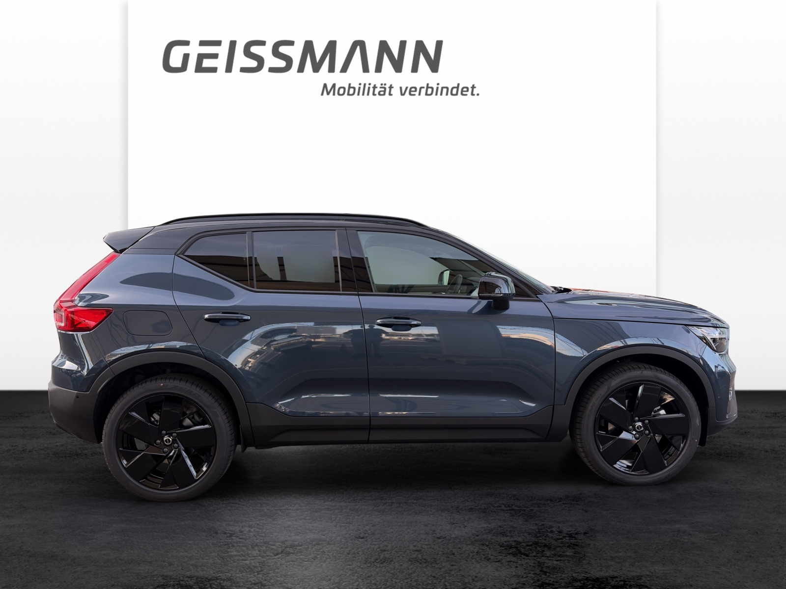 VOLVO XC40 2.0 B4 MH Black Edition-image-3