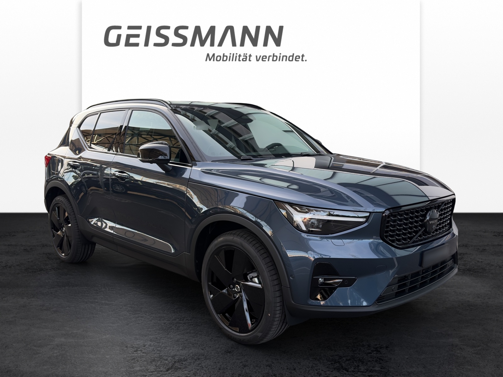 VOLVO XC40 2.0 B4 MH Black Edition-image-1