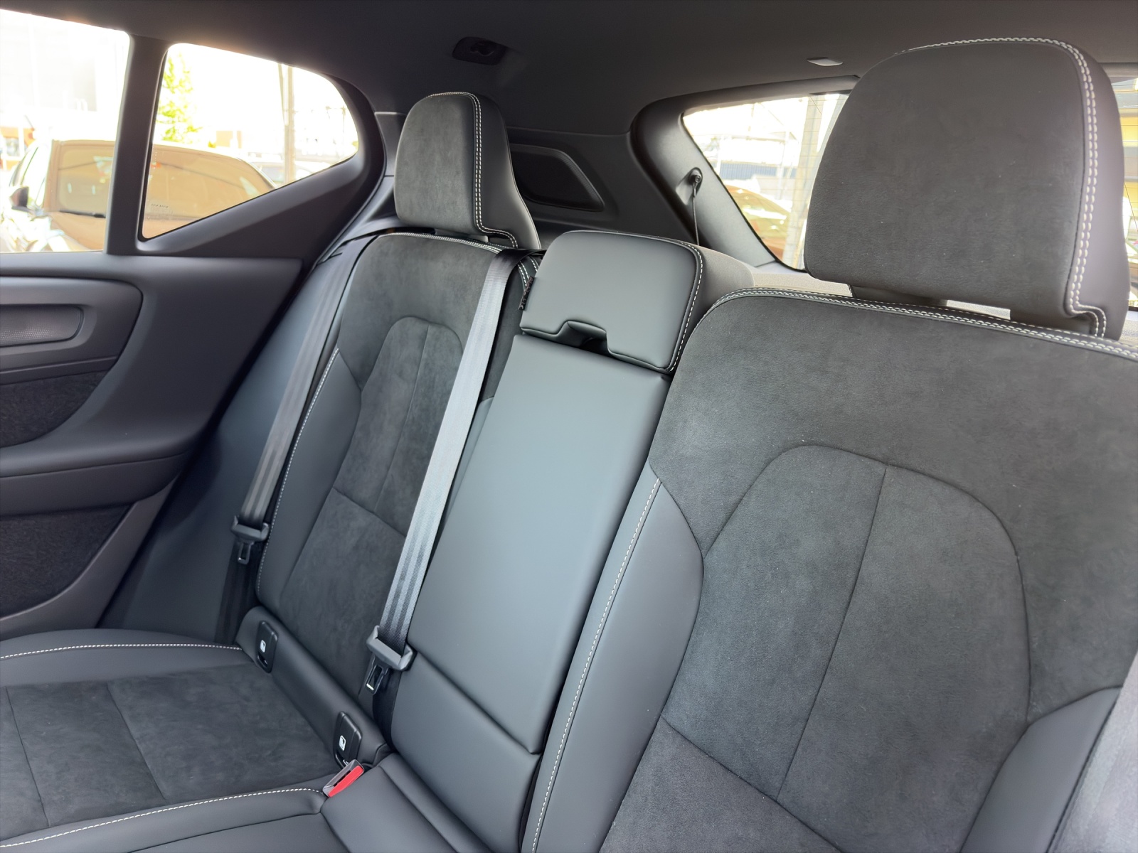 VOLVO XC40 2.0 B4 MH Black Edition-image-15